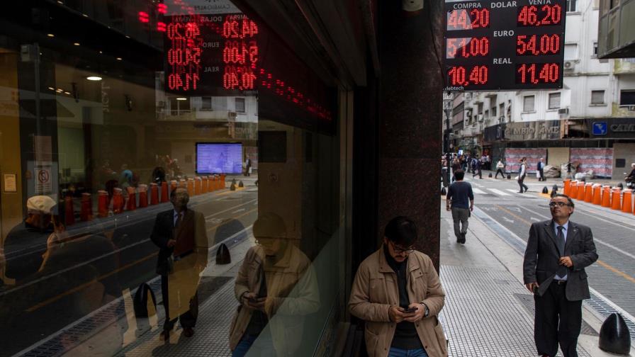 Peso argentino se devalúa por creciente incertidumbre