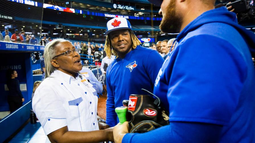 Guerrero Jr., honró a su padre con jersey de Expos previo a debut