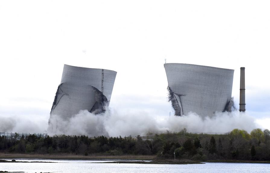 En apenas segundos demuelen dos torres en Massachusetts