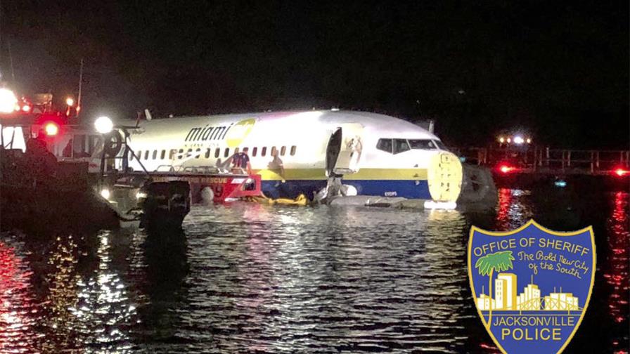 Un avión se sale de la pista y acaba en un río en Florida