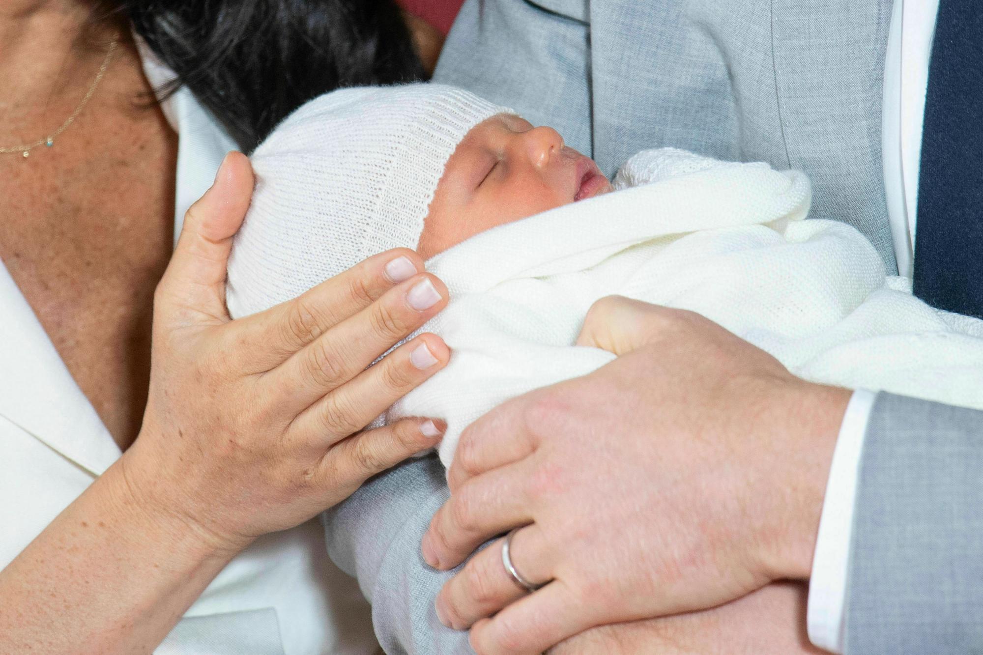 El bebé de los príncipes de Gran Bretaña Harry y Meghan, ha ocupado millones de páginas de la prensa rosa.