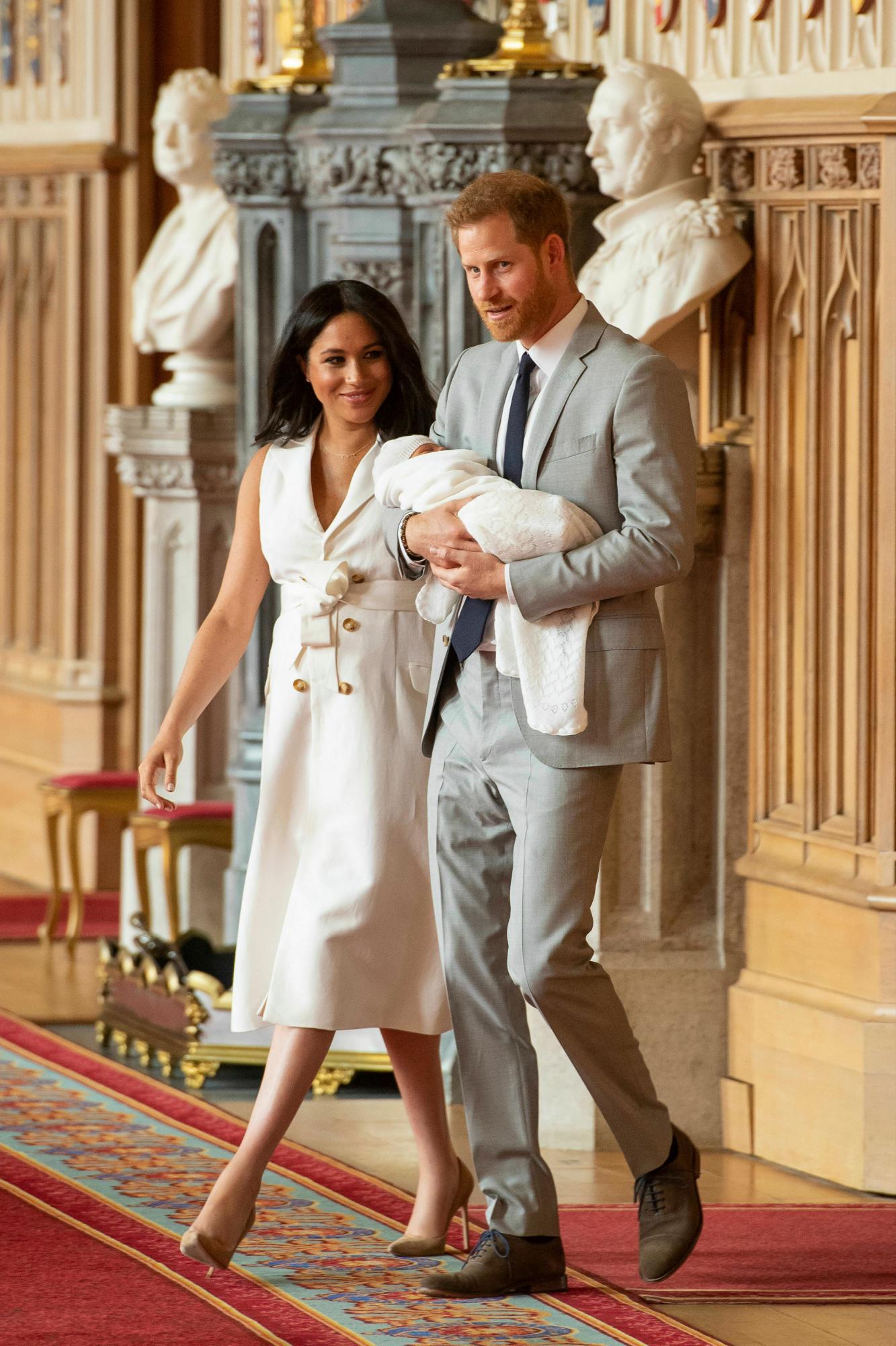 El príncipe de Gran Bretaña Harry y Meghan, Duquesa de Sussex, llegan para una sesión fotográfica con su hijo recién nacido.