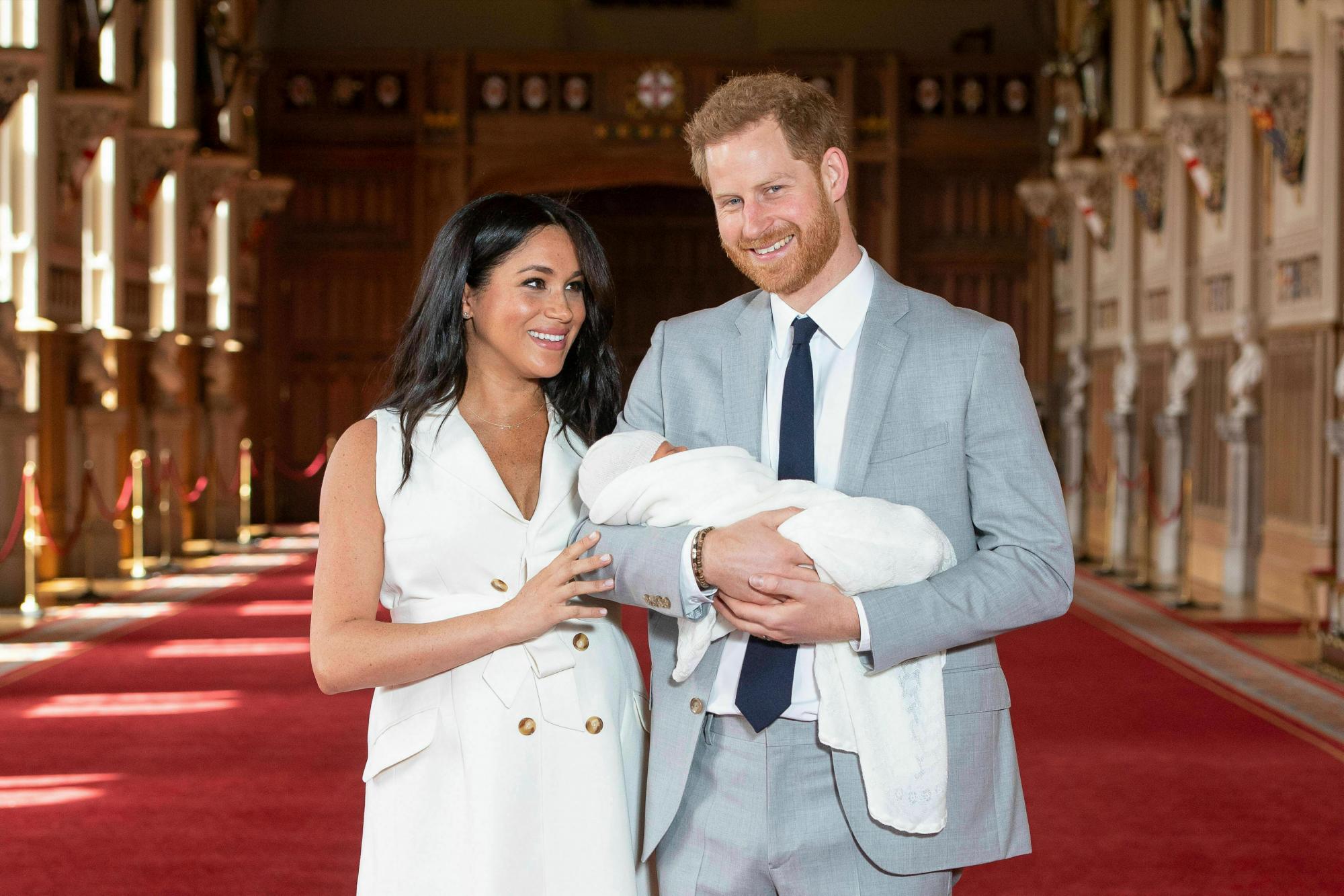 El príncipe de Harry Gran Bretaña carga a su bebé recién nacido junto a su esposa Meghan, Duquesa de Sussex. 