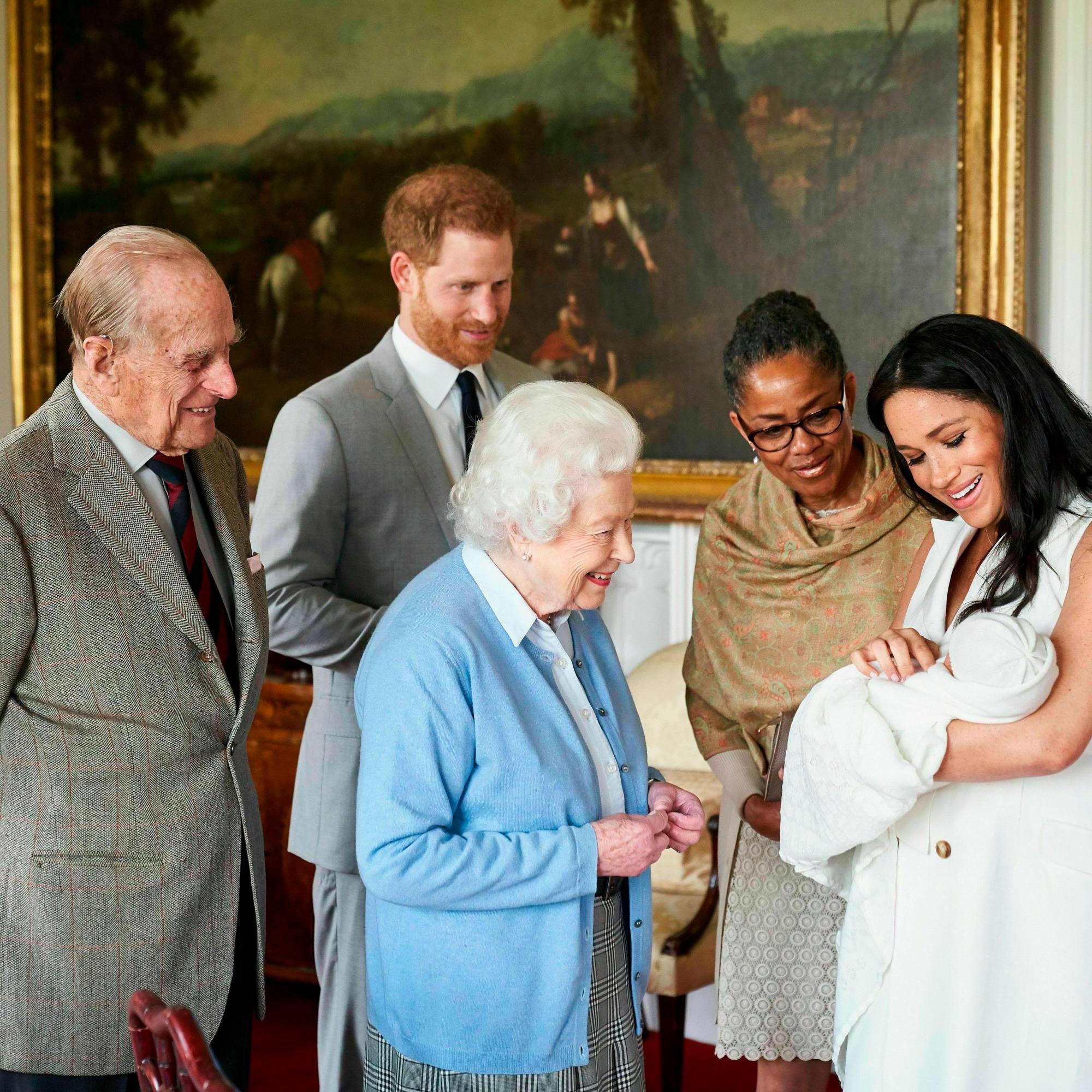 En esta imagen disponible por SussexRoyal el miércoles 8 de mayo de 2019, el príncipe británico Harry y Meghan, Duquesa de Sussex, junto con su madre Doria Ragland, muestran a su primer hijo a la Reina Isabel II y al Príncipe Felipe en el castillo de Windsor, en Windsor, Inglaterra. 