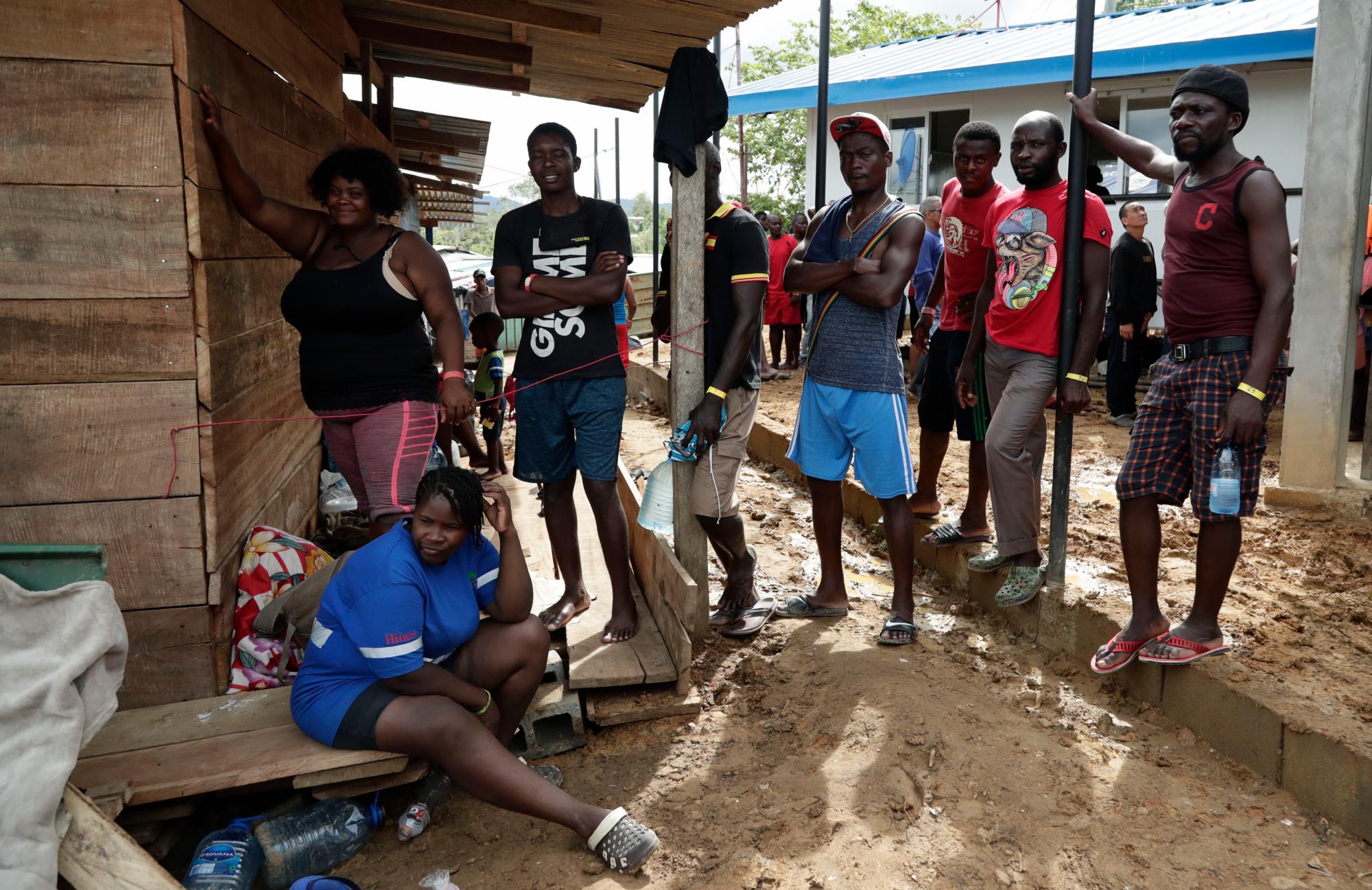 Un grupo de migrantes reunidos tras ser vacunados por los servicios sanitarios panameños en Peñitas, en la provincia de Darién, Panamá. 