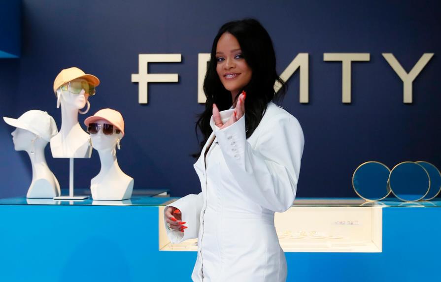 Rihanna hace historia al lanzar marca Fenty en París