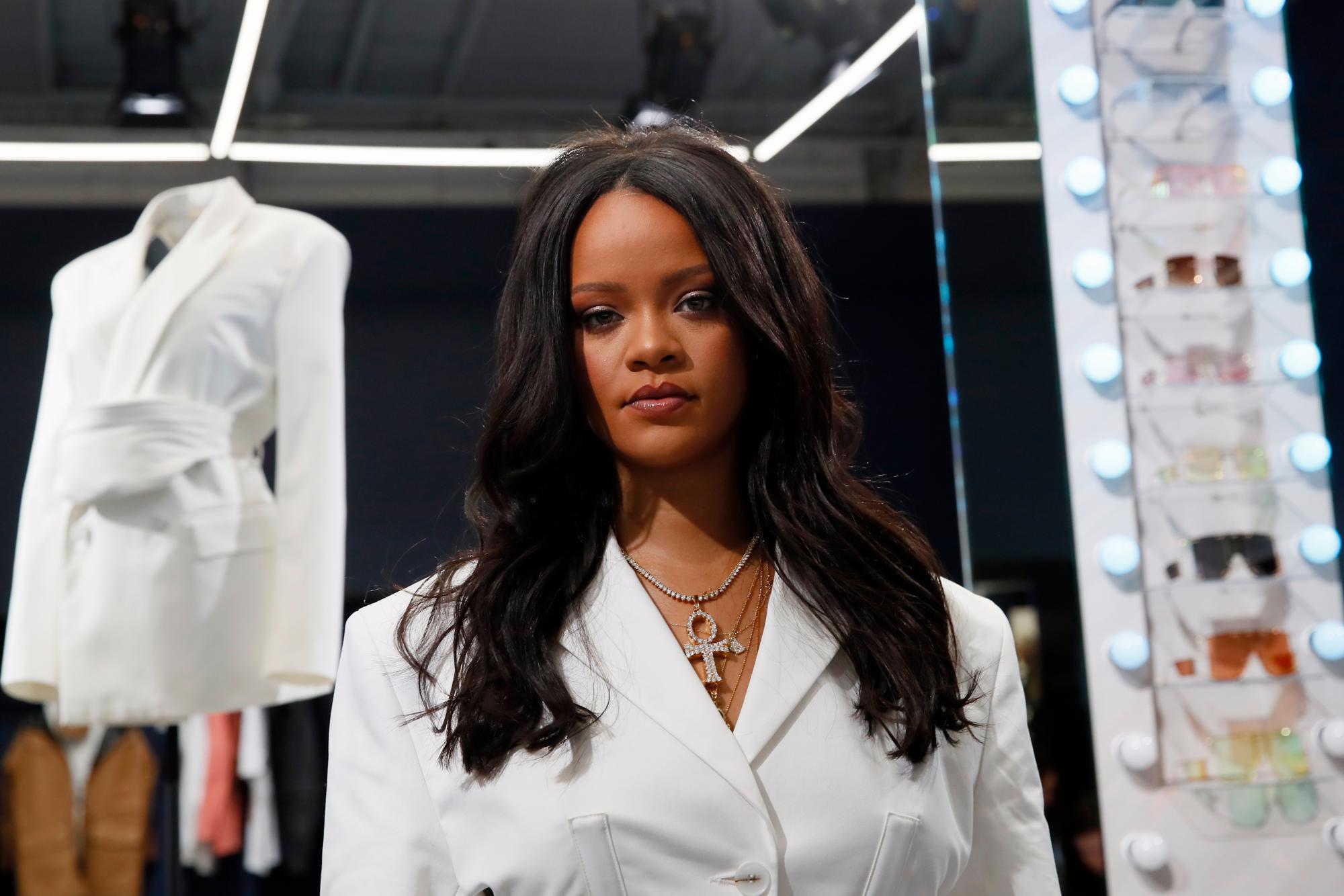 Rihanna devela los primeros diseños de su marca Fenty en una tienda pop-up en París.