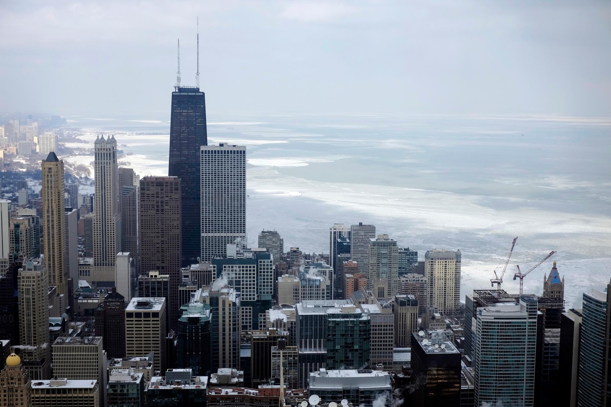 Imagen del lago Michigan congelado detrás de los edificios altos de Chicago, el 17 de febrero de 2015. Las grandes ciudades de EEUU, como Chicago, no crecen como antes, reveló la Oficina del Censo el jueves 23 de mayo de 2019. 