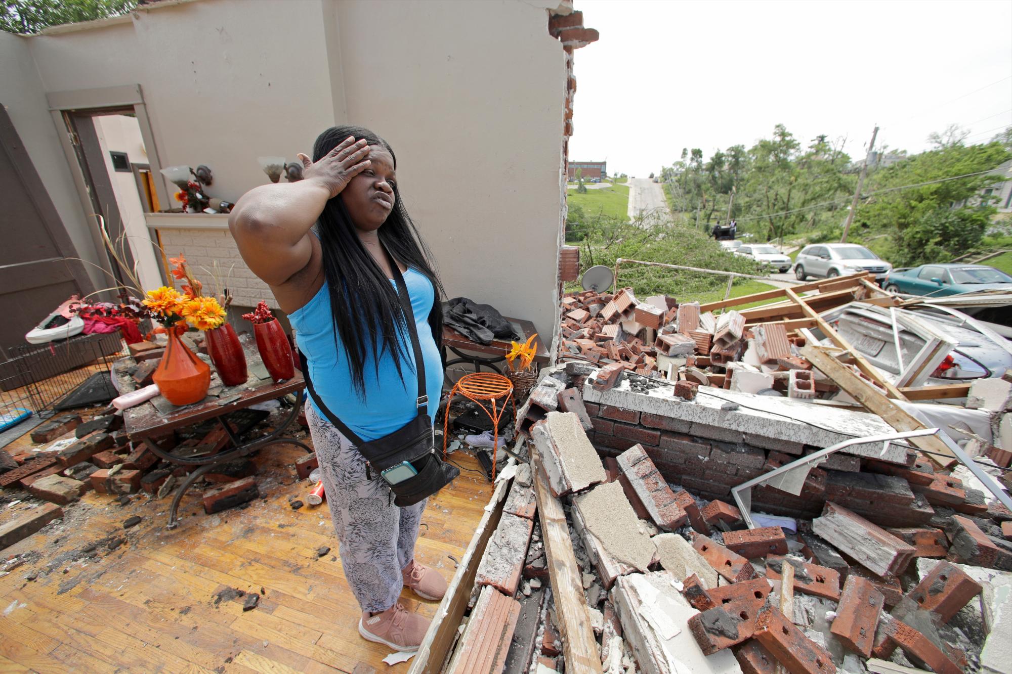 Iesha McClain mira su casa destruida a causa de un terrible tornado el jueves 23 de mayo de 2019  a través de Jefferson City.
