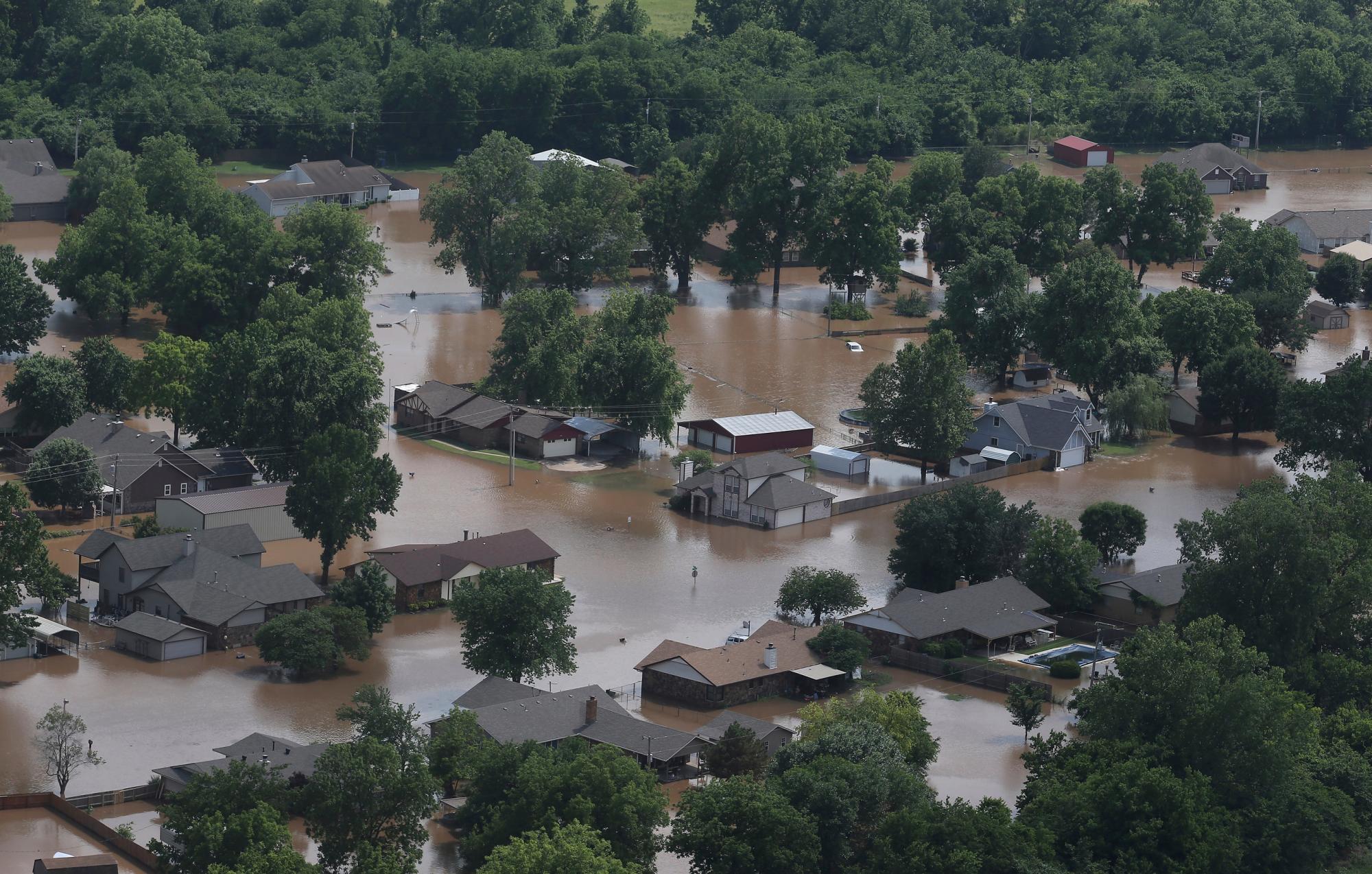 En esta imagen aérea, las casas  inundadas por el río Arkansas cerca de la 145th West Ave del sur, cerca de la autopista 51 el jueves 23 de mayo de 2019, en Sand Springs, Okla.