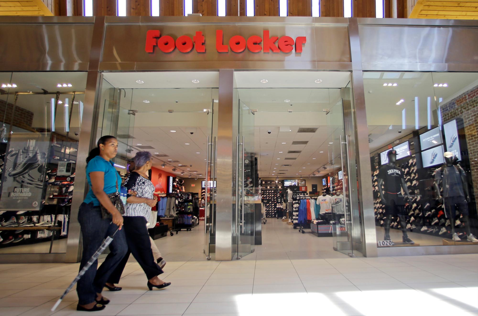 En esta foto de archivo del 22 de agosto de 2017, los compradores pasan por una tienda de Foot Locker en Hialeah, Florida. Foot Locker Inc. (FL) el viernes 24 de mayo de 2019, reportaron ganancias fiscales del primer trimestre de $ 172 millones.