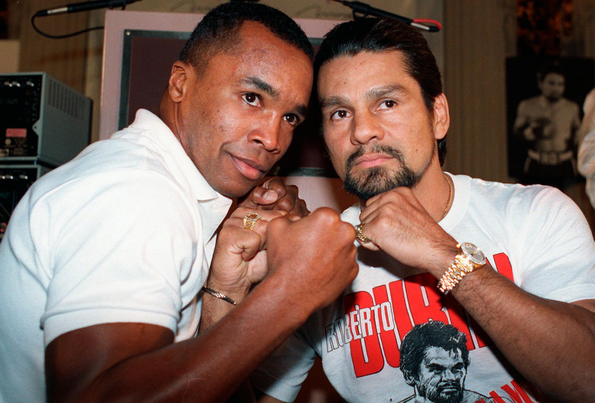 Sugar Ray Leonard y Roberto Durán posan en una conferencia de prensa en Los Ángeles para promover una pelea en Las Vegas. 