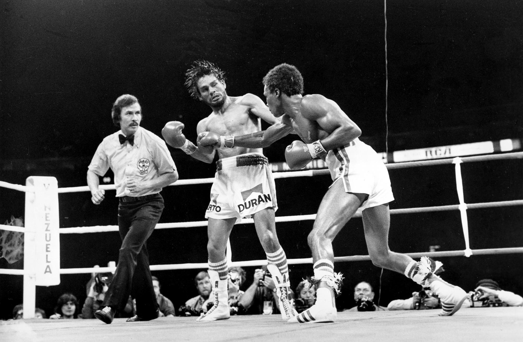 Roberto Durán recibe un golpe de Sugar Ray Leonard durante su pelea en Montreal, Canadá.