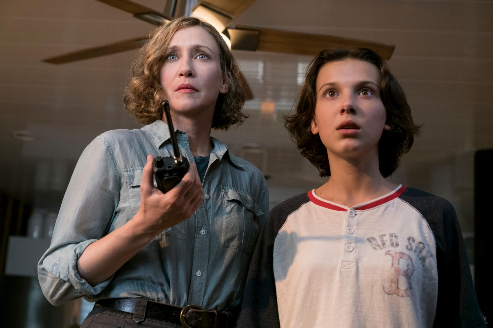 Vera Farmiga y Millie Bobby Brown en una escena de Godzilla: King of the Monsters. 