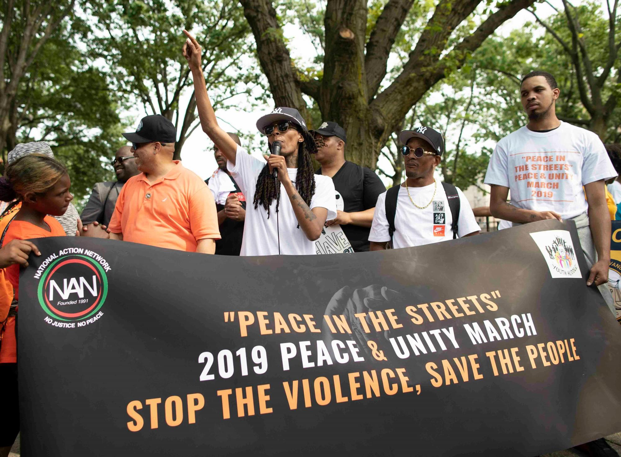 El activista y las personas que han sido afectadas por la violencia con armas de fuego participan en una marcha y se unen para pedir el fin de la violencia con armas de fuego en las calles de la ciudad de Nueva York, el sábado 1 de junio de 2019, en Harlem. La Red de Acción Nacional se unió a otros activistas el sábado para una marcha en Harlem para pedir la paz y la unidad.