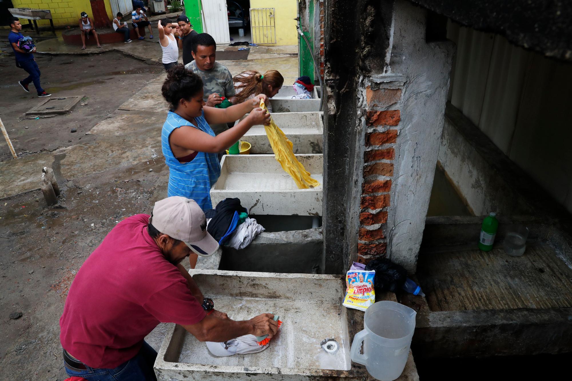 Los migrantes centroamericanos lavan sus ropas a mano en el refugio de migrantes “Jesus del Buen Pastor del Pobre y el Migrante” en Tapachula, México, el domingo 2 de junio de 2019. 