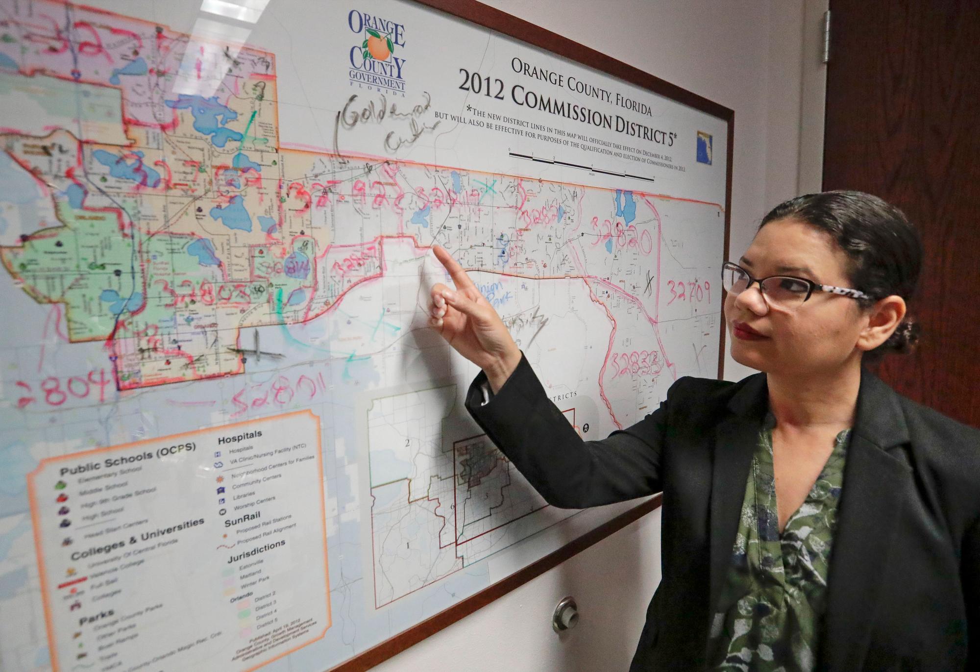 Emily Bonilla, comisionada del condado Orange, inspecciona un mapa de Florida en Orlando el 3 de junio del 2019.  Bonilla teme que su distrito no será contado adecuadamente en el censo del 2020.