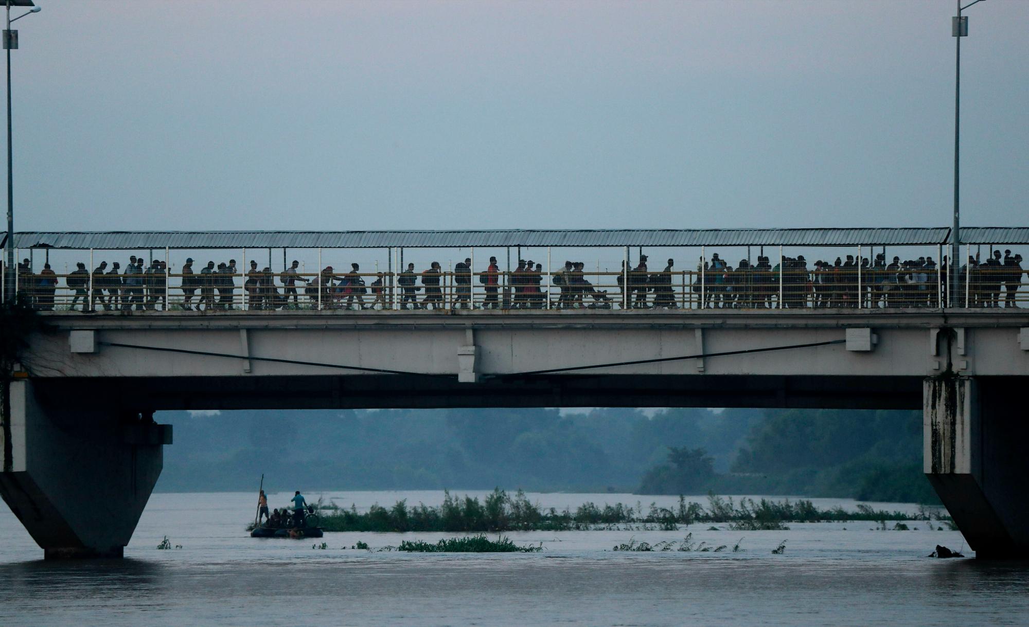 Cientos de migrantes centroamericanos cruzan el puente sobre el río Suchiate en la frontera entre Guatemala y México, cerca de Ciudad Hidalgo, México, miércoles 5 de junio de 2019.