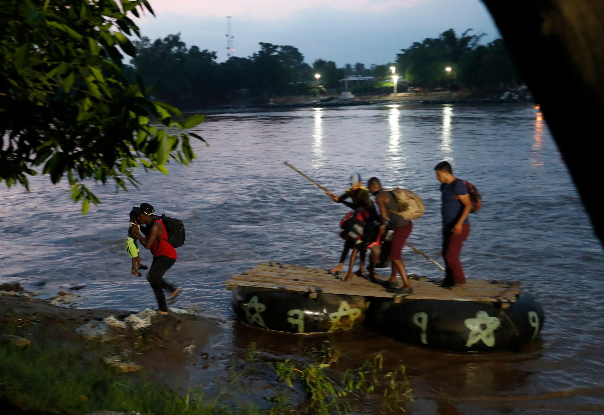 Los migrantes en balsas llegan a la orilla de México después de cruzar el río Suchiate en la frontera entre Guatemala y México, cerca de Ciudad Hidalgo, México, el miércoles 5 de junio de 2019. Cientos de migrantes centroamericanos han cruzado a México desde Guatemala, y un grupo de unos 1.000 han comenzado a caminar en masa hacia el norte.