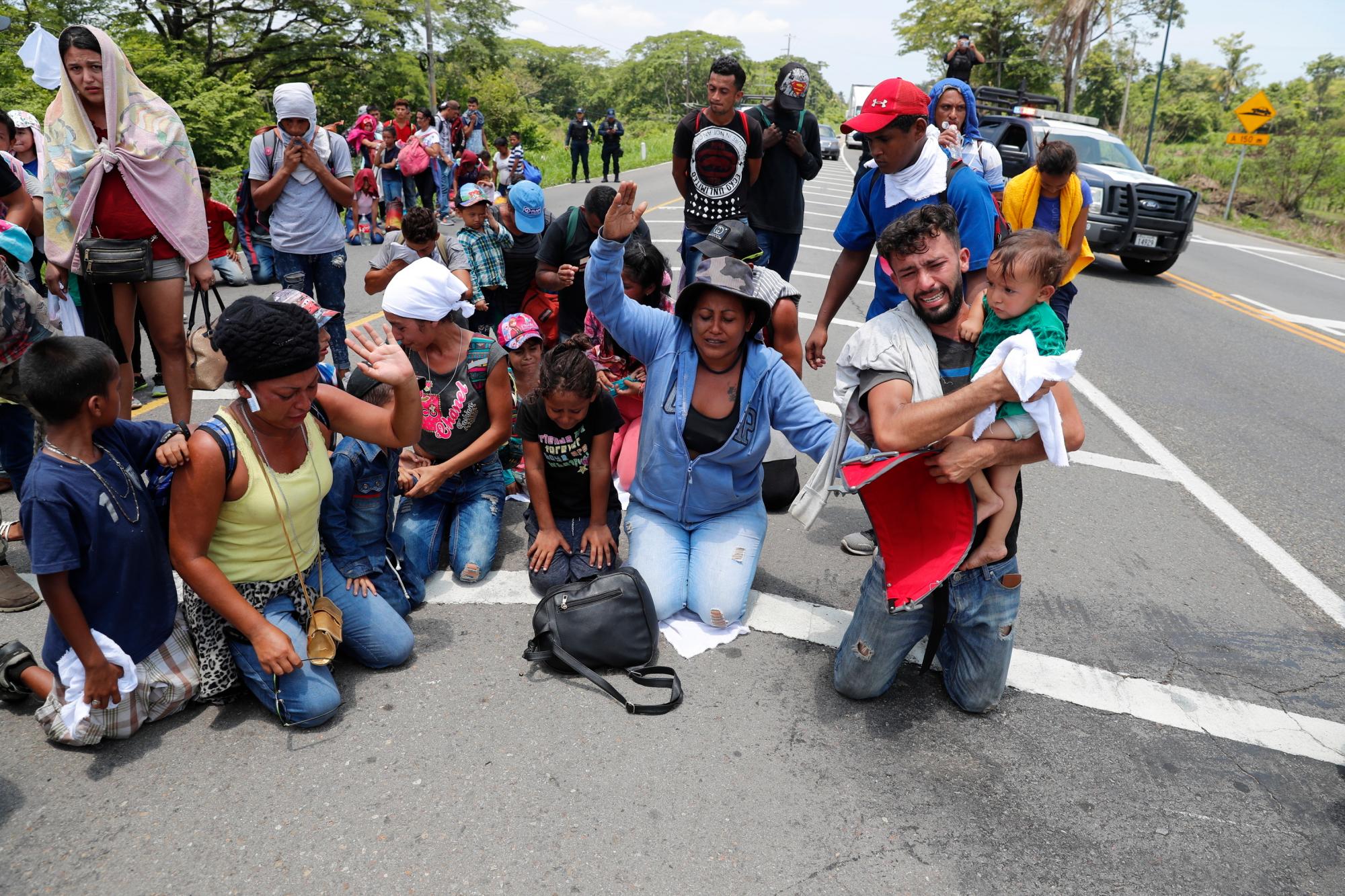 Los migrantes piden y oran no ser llevados por las autoridades de inmigración mexicanas durante un asalto a una caravana migrante que había cruzado anteriormente la frontera entre México y Guatemala, cerca de Metapa, estado de Chiapas, México, miércoles, 5 de junio de 2019.