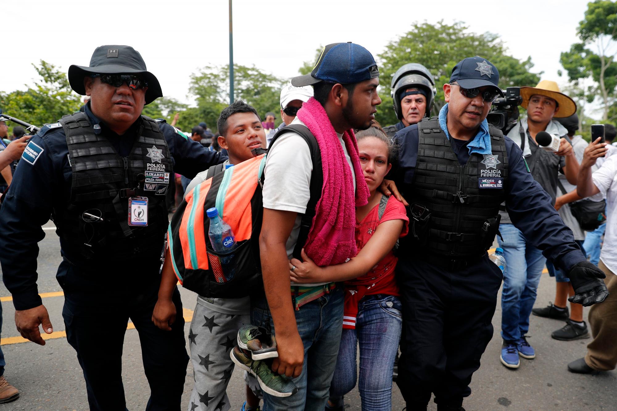 Los migrantes son detenidos por las autoridades de inmigración mexicanas durante un asalto a una caravana migrante que había cruzado anteriormente la frontera entre México y Guatemala, cerca de Metapa, estado de Chiapas, México, miércoles, 5 de junio de 2019. 