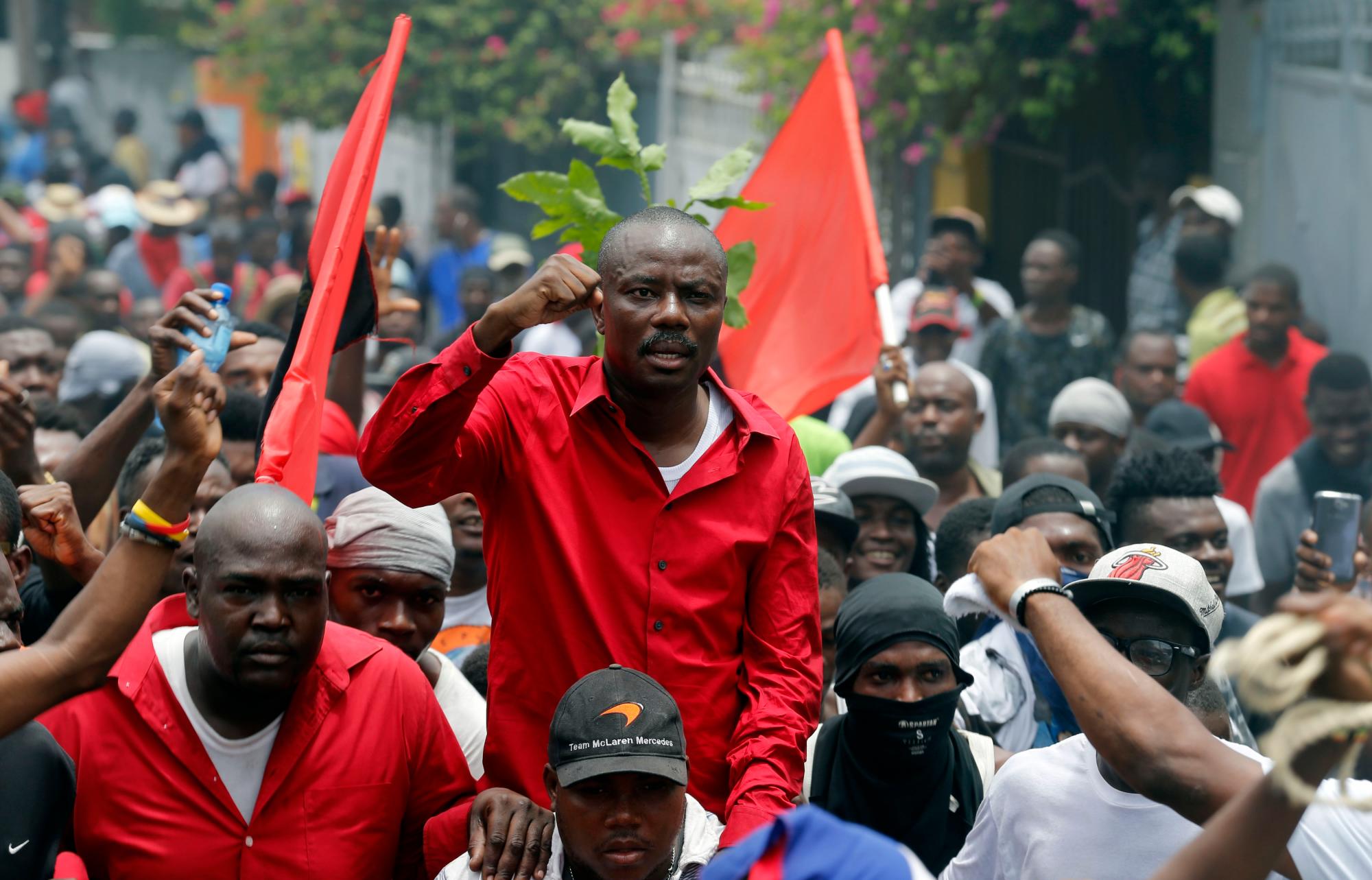 El ex candidato presidencial Moise Jean Charles canta lemas contra el gobierno durante una protesta exigiendo la renuncia del Presidente Jovenel Moise en Puerto Príncipe, Haití, el domingo 9 de junio de 2019.