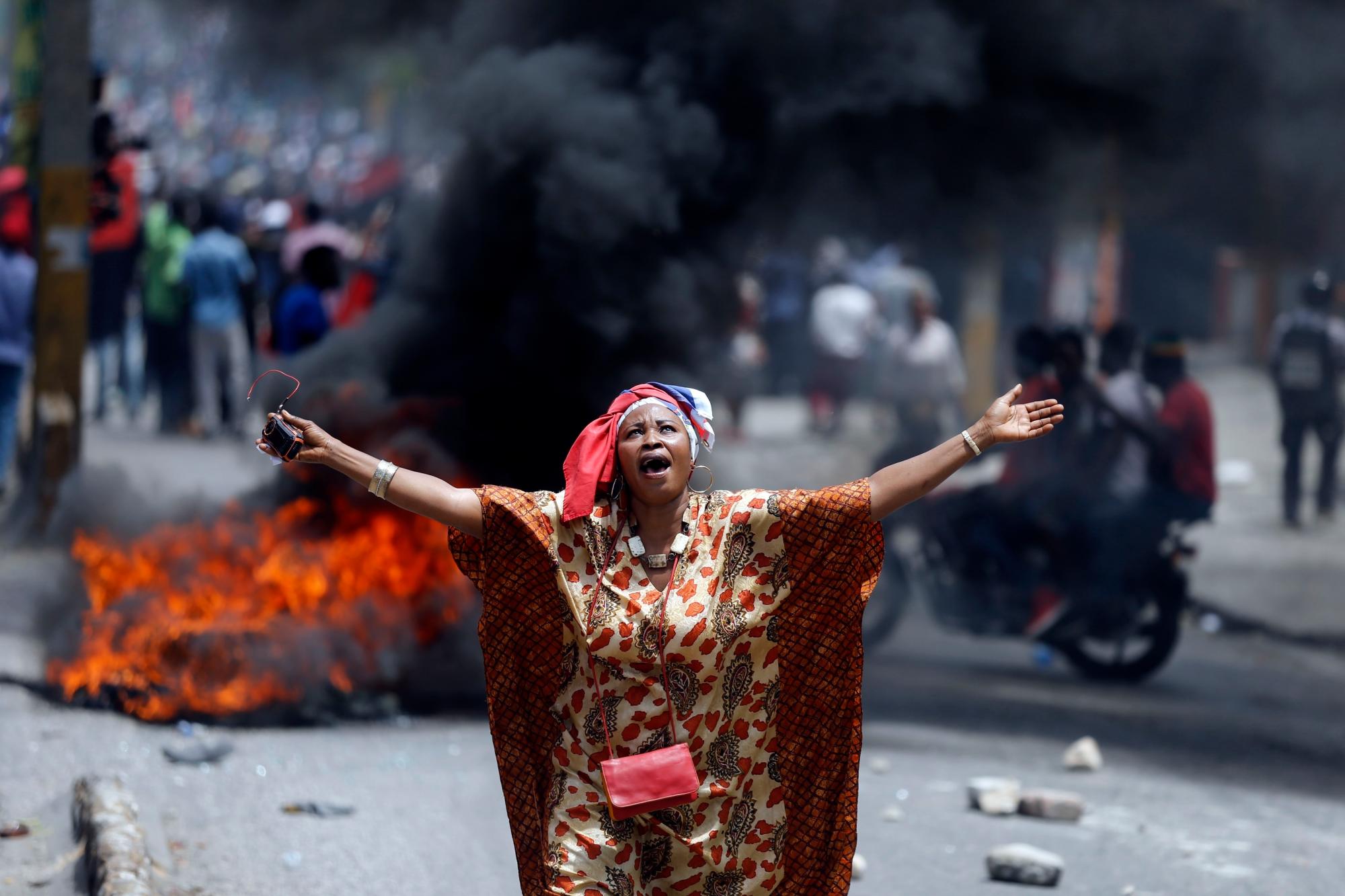 Una manifestante grita consignas en contra del gobierno en Puerto Príncipe, Haití, el domingo 9 de junio de 2019. 