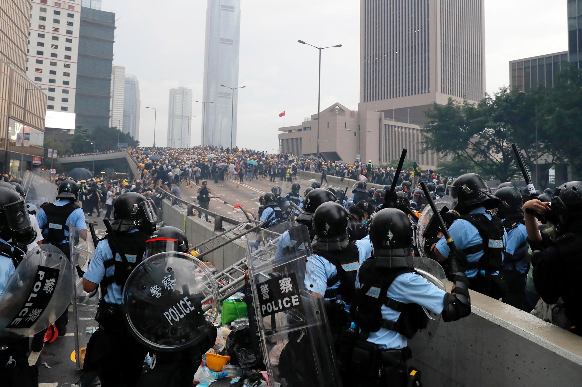 La policía antidisturbios se enfrenta con manifestantes cerca del Consejo Legislativo en Hong Kong, el miércoles 12 de junio de 2019.