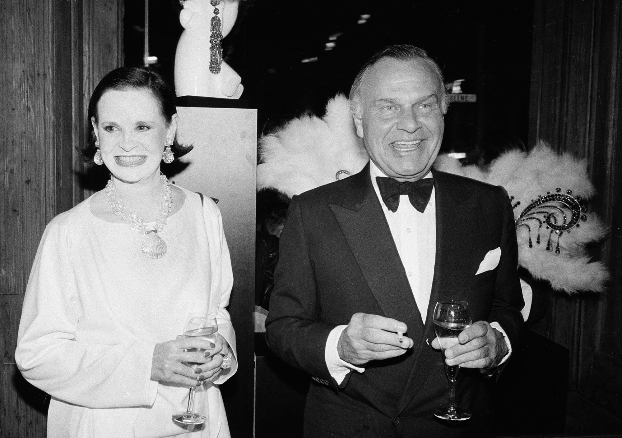 En esta foto del 9 de noviembre de 1982, la diseñadora de modas Gloria Vanderbilt y Bill Blass en la celebración por el 90mo cumpleaños del artista Erte en Nueva York.