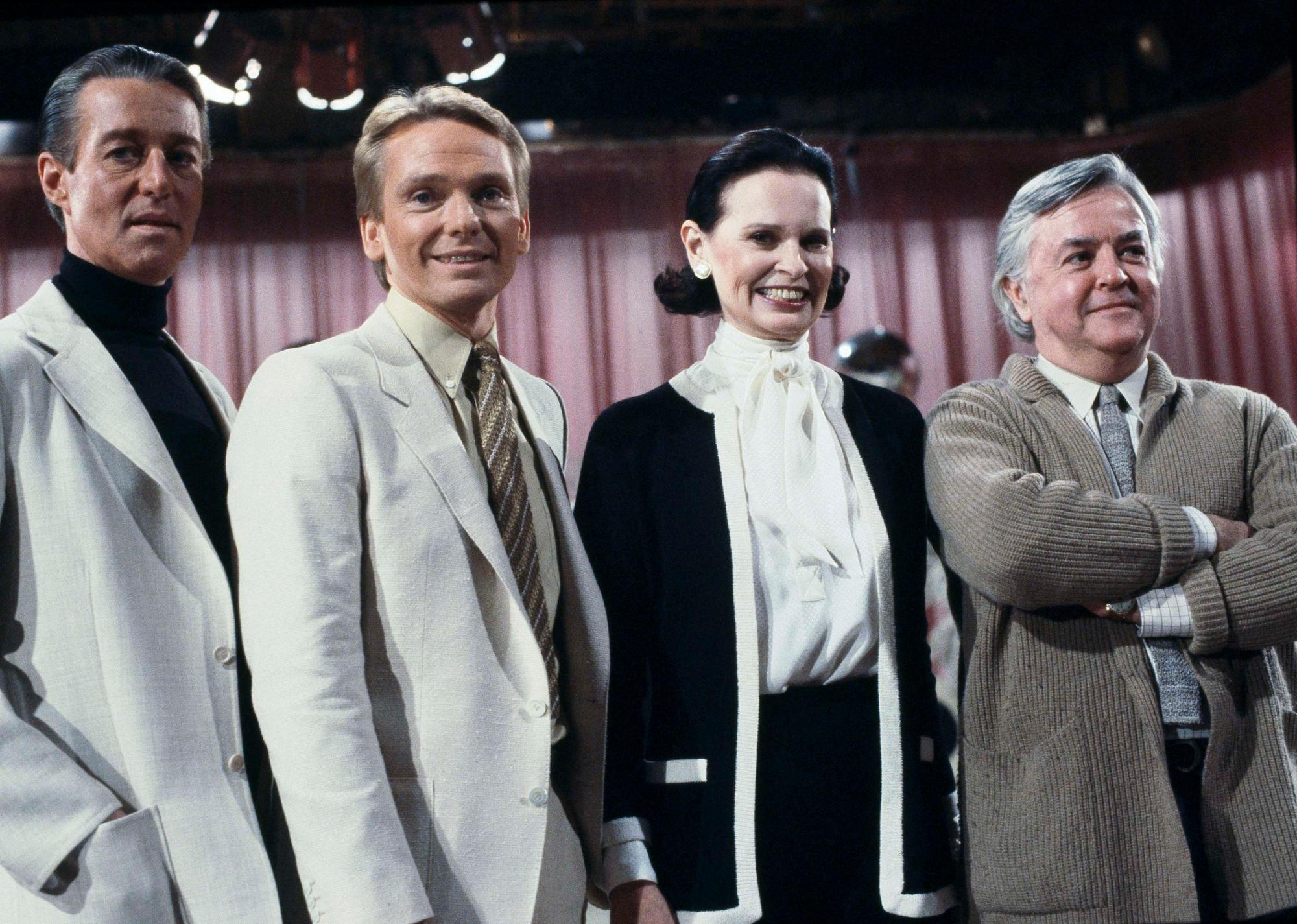 En esta foto del 3 de febrero de 1981, de izquierda a derecha, los diseñadores de moda Halston, Bob Mackie, Gloria Vanderbilt y Geoffrey Beene en el plató de El bote del amor.