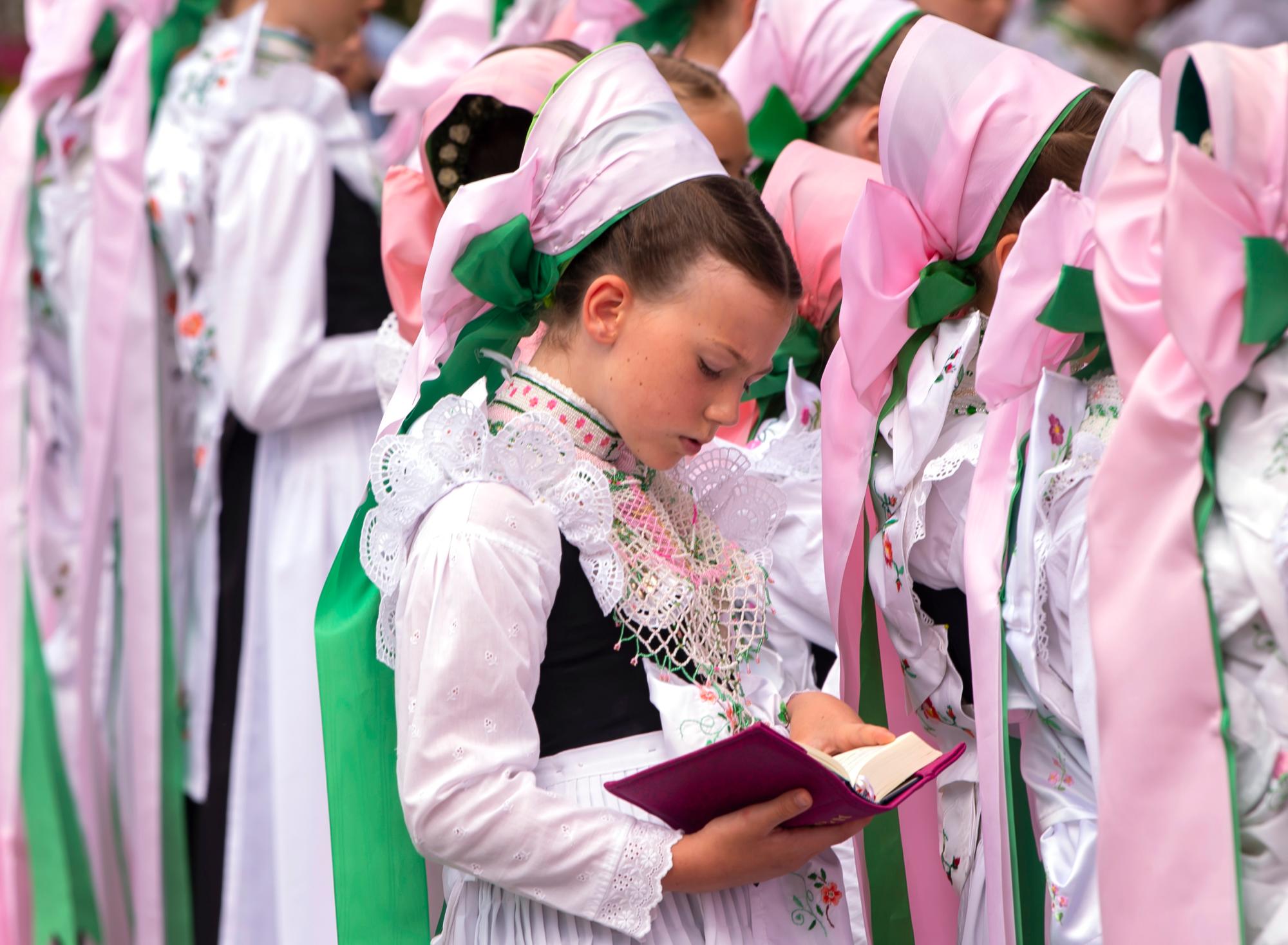 Los niños vestidos con la ropa tradicional asisten a una procesión del Corpus Christi en Crostwitz, Alemania, el jueves 20 de junio de 2019.