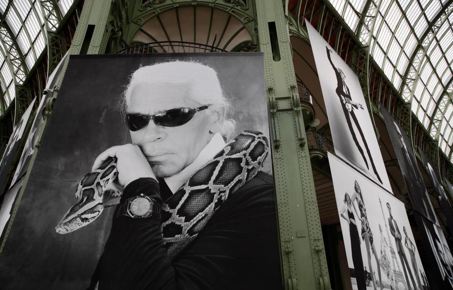 Estrellas rinden homenaje al difunto Karl Lagerfeld en París