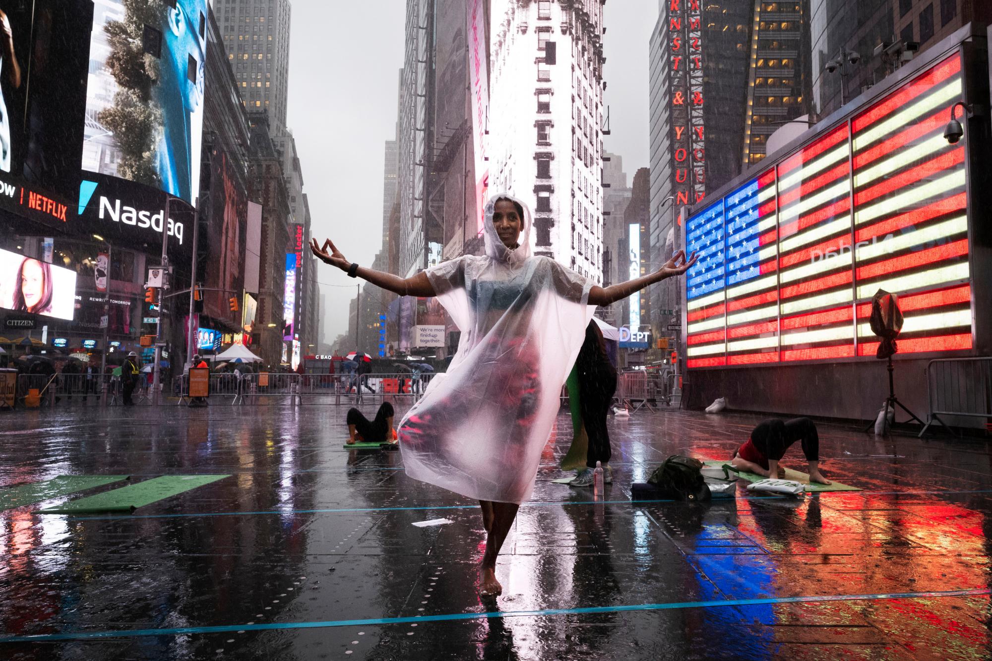 Regina Fleming, participa en el evento de yoga Mind Over Madness para celebrar el solsticio de verano durante una tormenta en el Times Square de Nueva York, el viernes 21 de junio de 2019. 