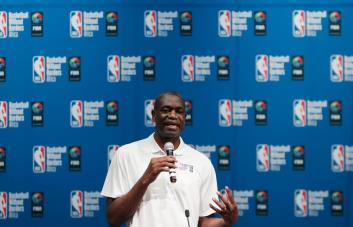 Dikembe Mutombo da voz a campaña contra brote de ébola 