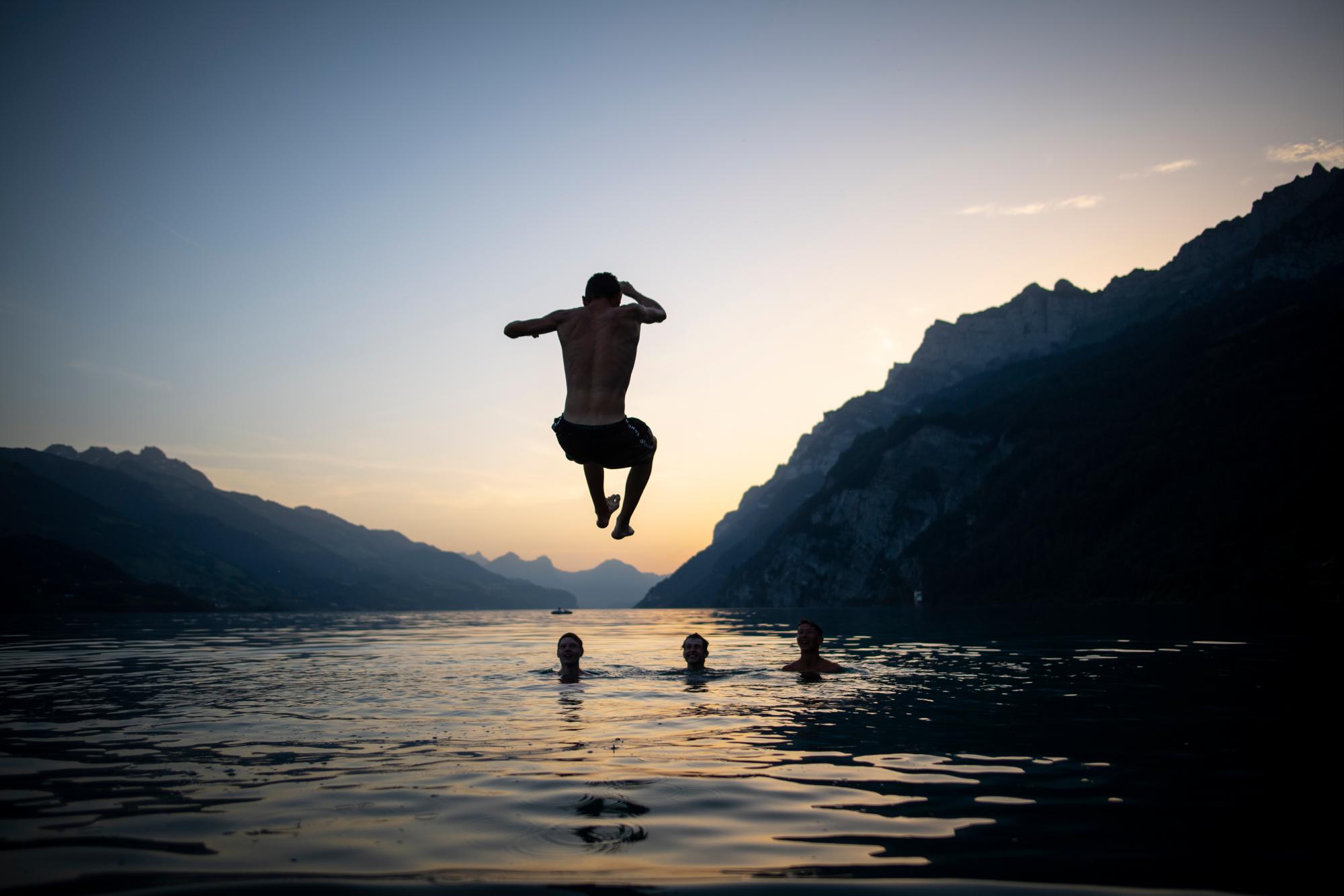 Los jóvenes disfrutan de la tarde en el lago Walensee, el martes 25 de junio de 2019, en Walenstadt, Suiza. El país se vio afectado por una ola de calor con temperaturas de hasta 39 grados centígrados. 