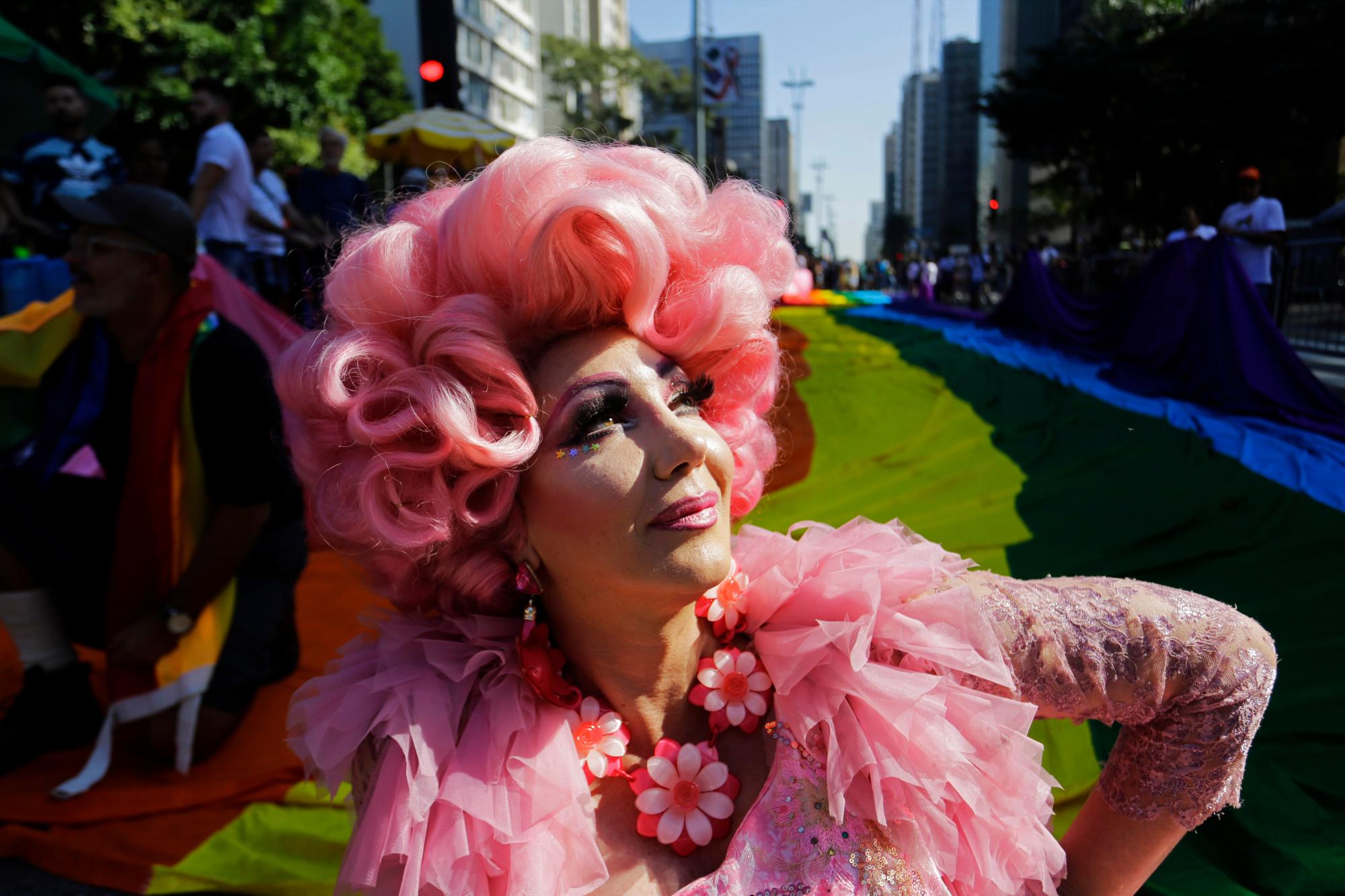En esta imagen, tomada el 23 de junio de 2019, una participante posa para una fotografía durante el desfile del orgullo gay en la avenida Paulista de Sao Paulo, Brasil. 