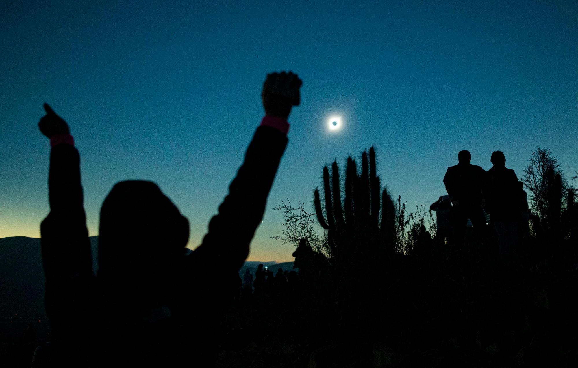 La gente observa un eclipse solar total desde La Higuera, Chile, el martes 2 de julio de 2019. 