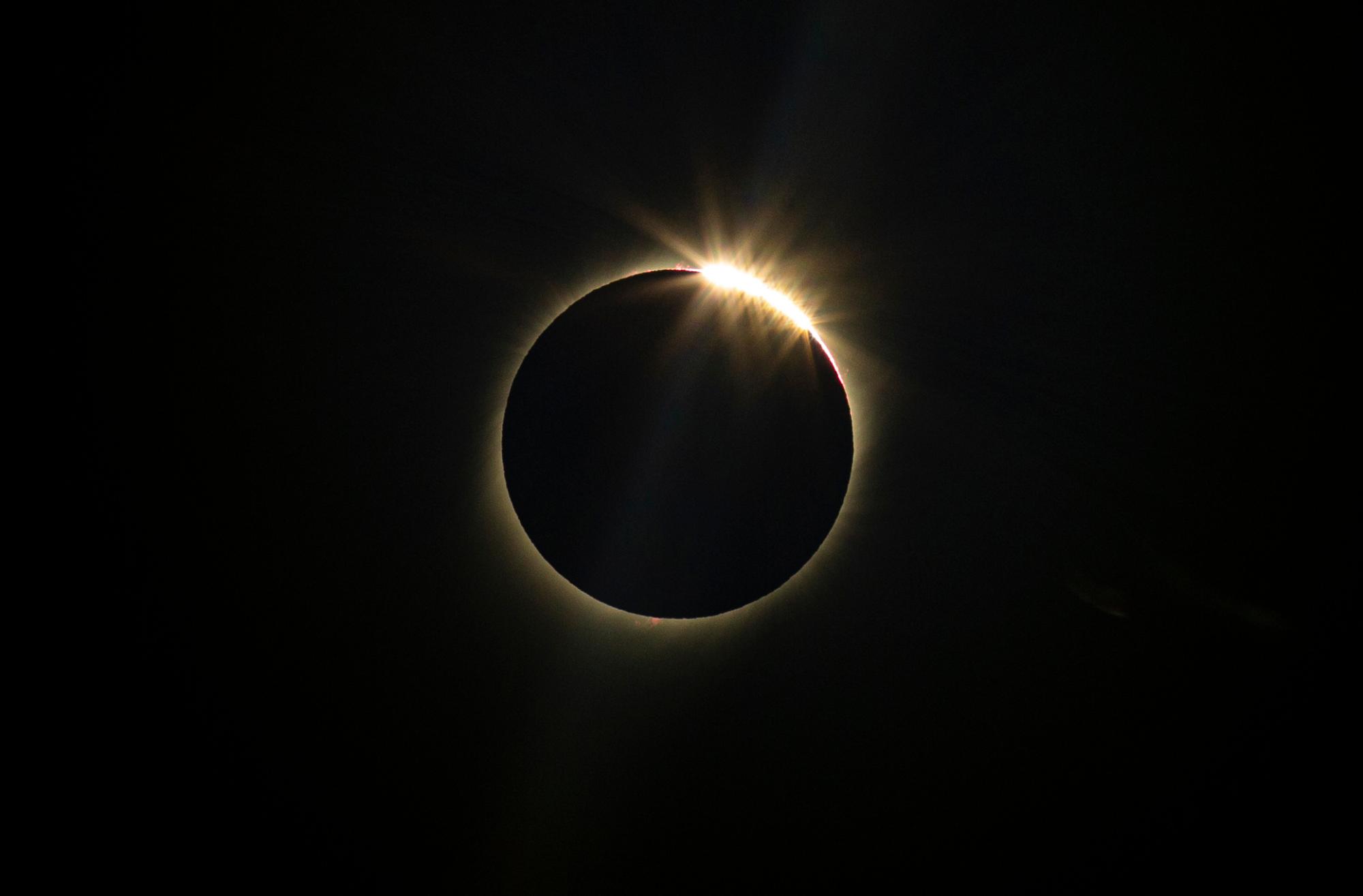 La luna bloquea el sol durante un eclipse solar total en La Higuera, Chile, el martes 2 de julio de 2019. 