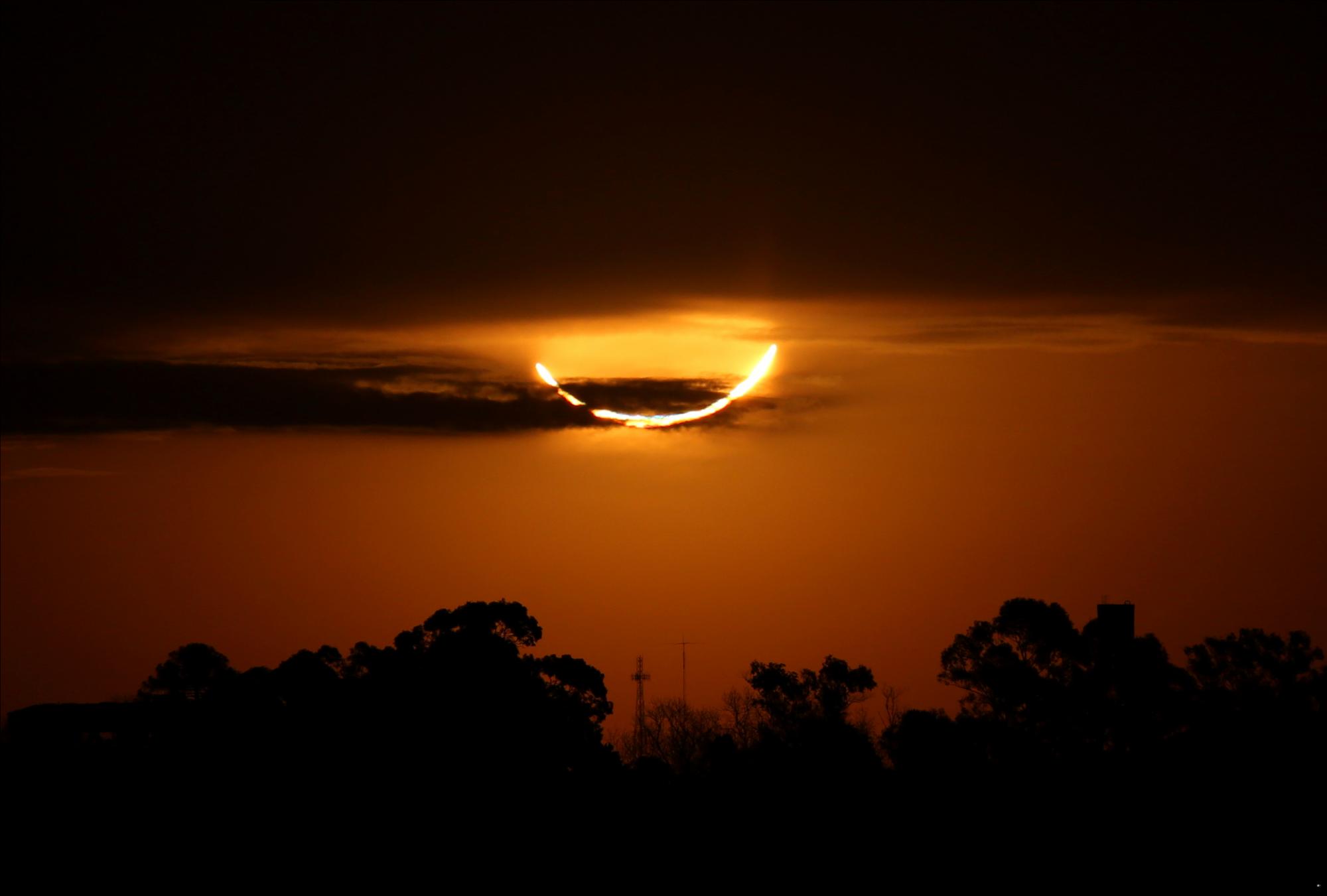 La luna bloquea el sol durante un eclipse solar total, visto desde Buenos Aires, Argentina, el martes 2 de julio de 2019. Se produce un eclipse solar cuando la luna pasa entre la Tierra y el sol y marca un ojo de buey al bloquear completamente la luz del sol.