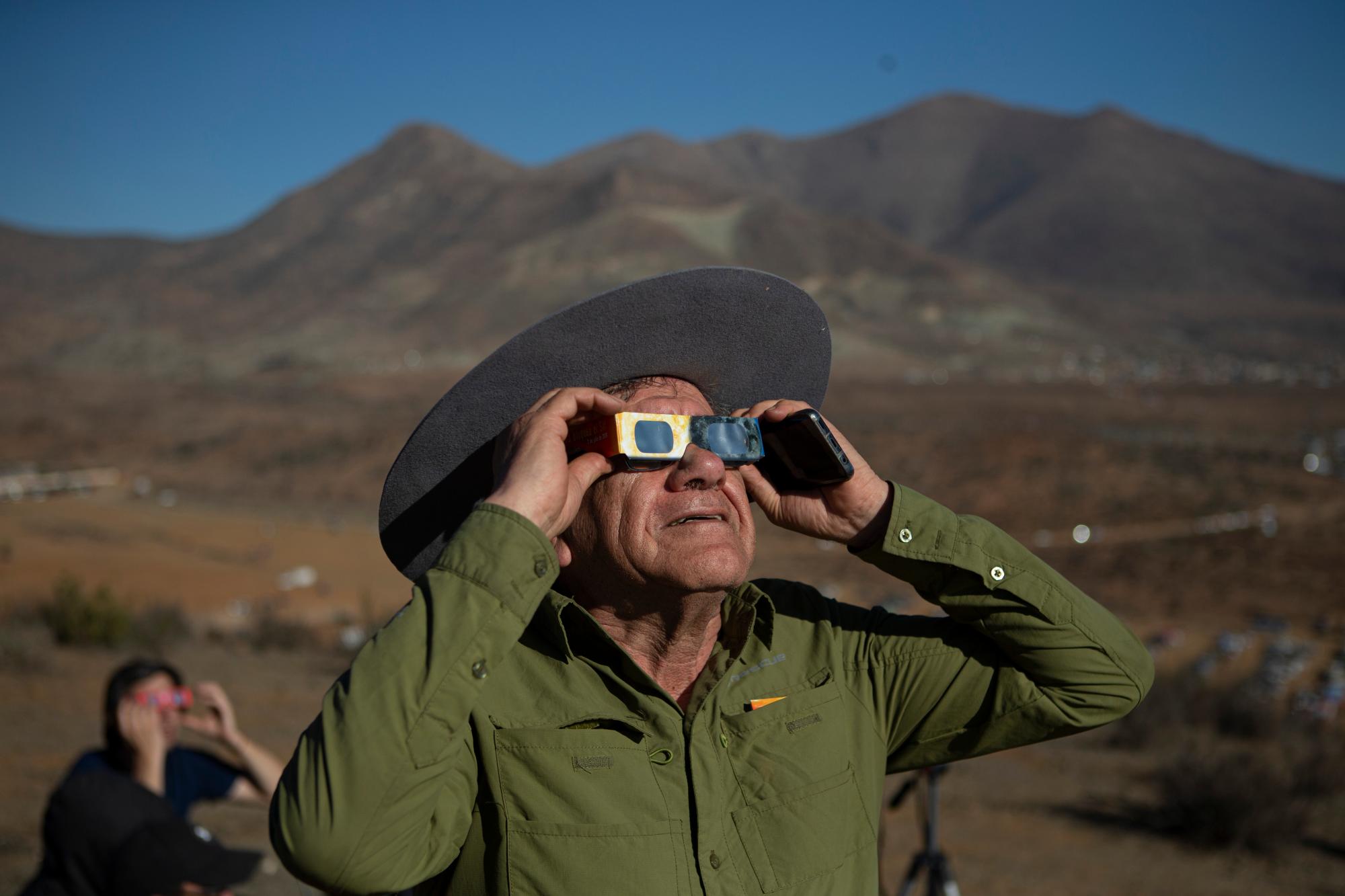 Un hombre observa un eclipse solar total desde La Higuera, Chile, el martes 2 de julio de 2019. 