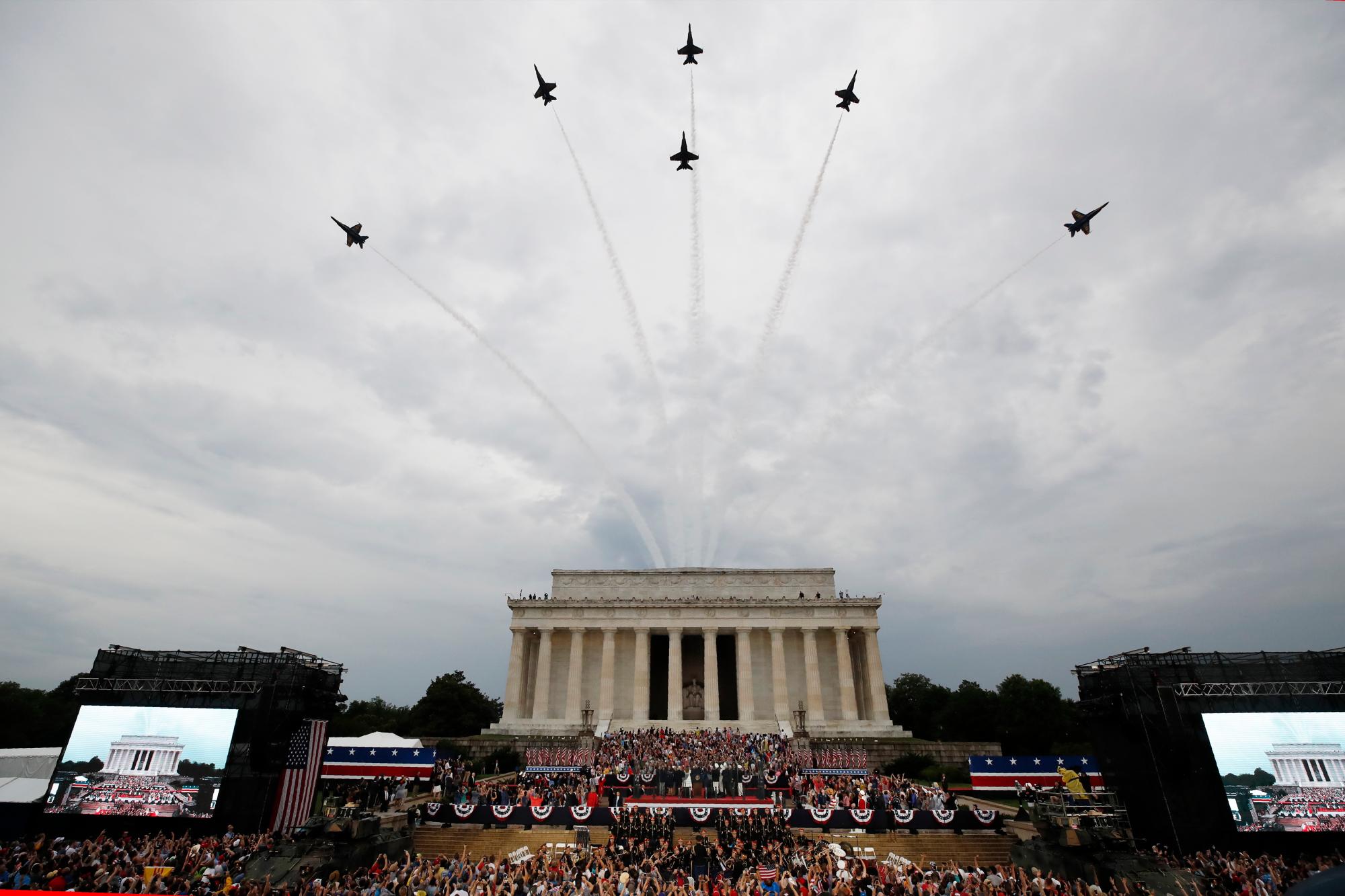 El presidente Donald Trump, la primera dama Melania Trump, el vicepresidente Mike Pence y Karen Pence y otros se destacan mientras la Banda del Ejército de los EE. UU. Se presenta y el sobrevuelo de los Ángeles de la Armada de los EE. UU. Al final de la celebración del Día de la Independencia frente al Monumento a Lincoln, el jueves, julio 4, 2019, en Washington. 
