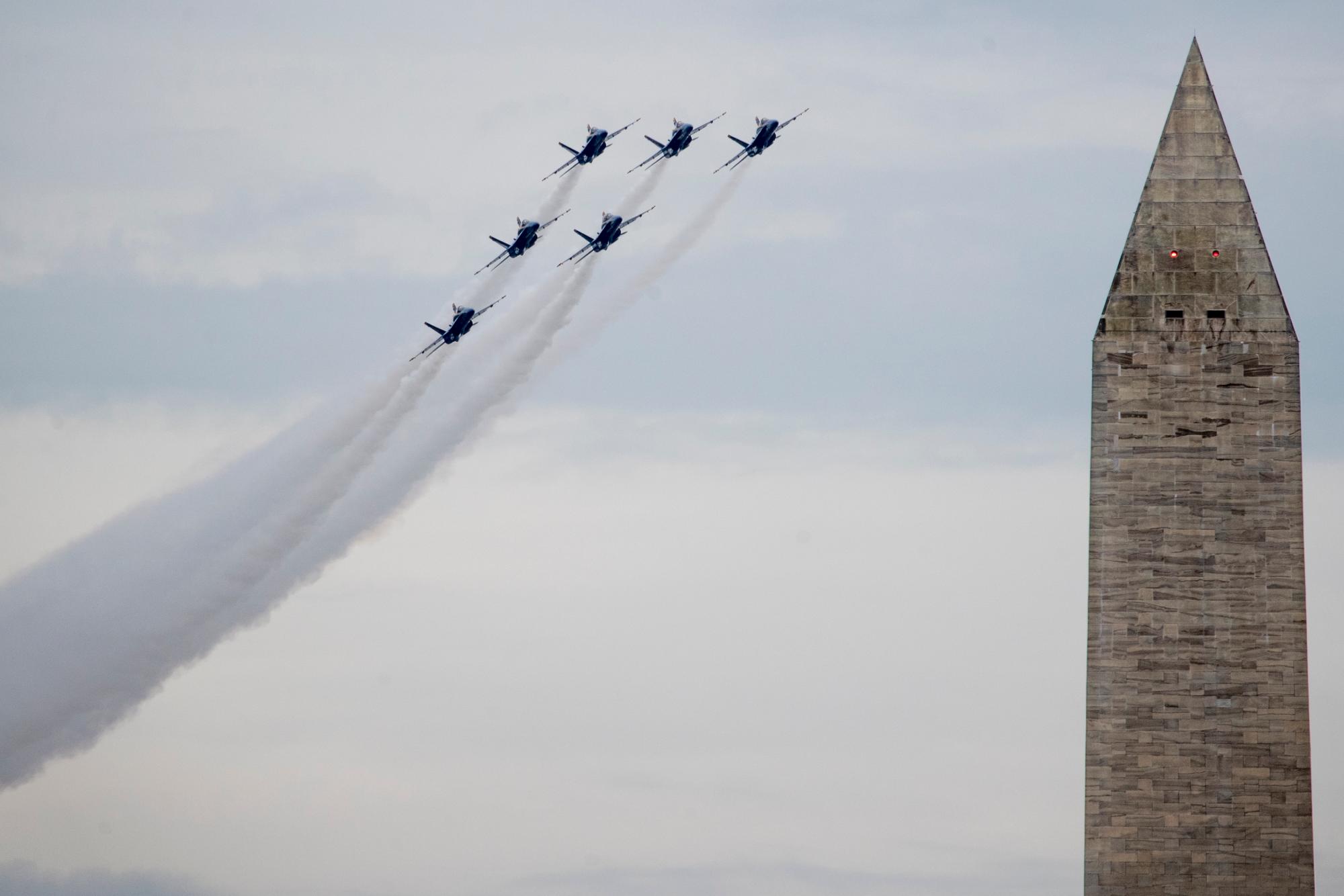 El Monumento a Washington es visible como el paso elevado de los Ángeles azules de la Marina de los Estados Unidos en la conclusión de la celebración del Día de la Independencia del presidente Donald Trump frente al Monumento a Lincoln, el jueves 4 de julio de 2019, en Washington.