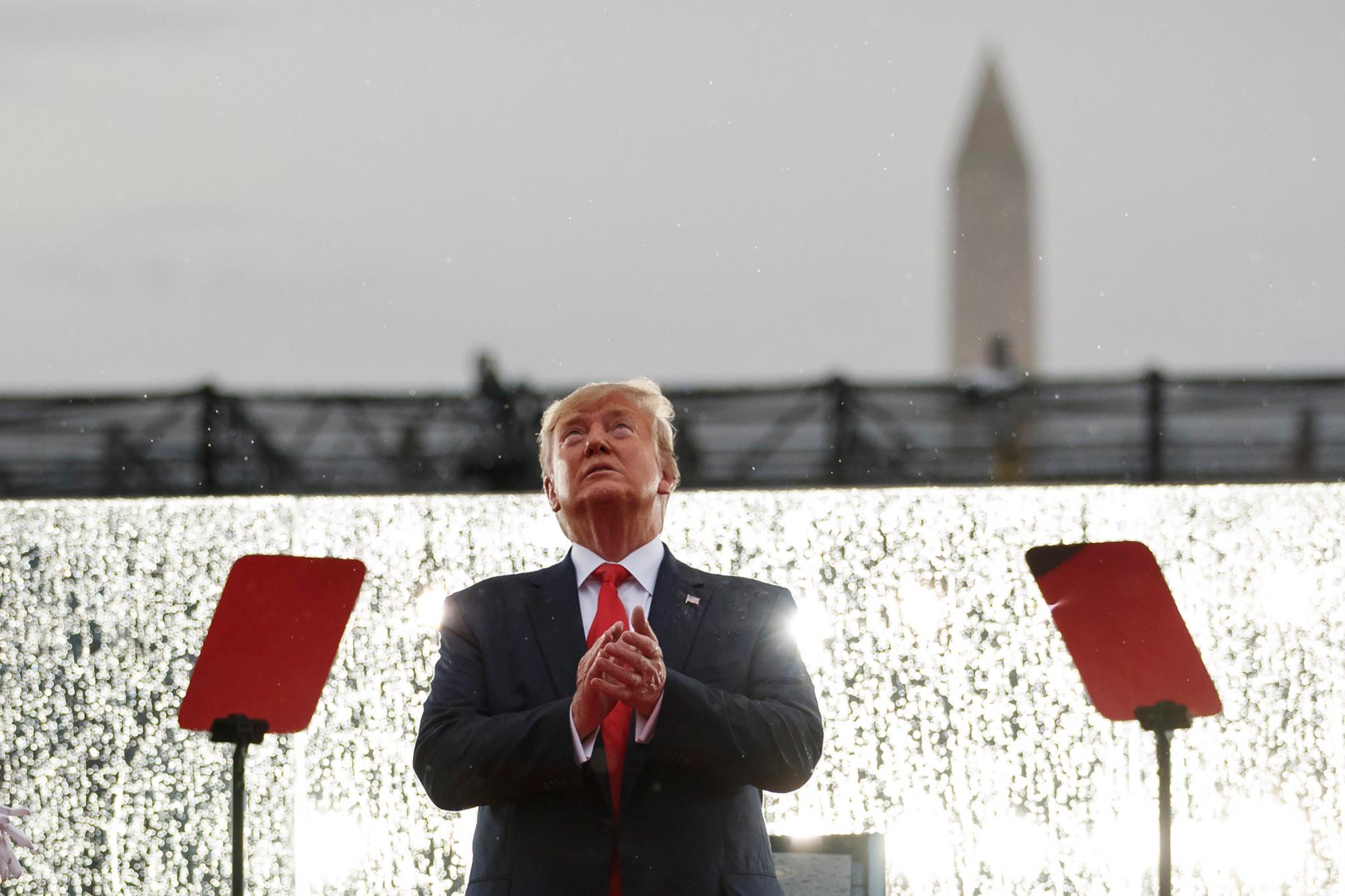 El presidente Donald Trump mira hacia arriba durante los sobrevuelos militares en la celebración del Día de la Independencia frente al Monumento a Lincoln, el jueves 4 de julio de 2019, en Washington. El Monumento a Washington está en el fondo. 