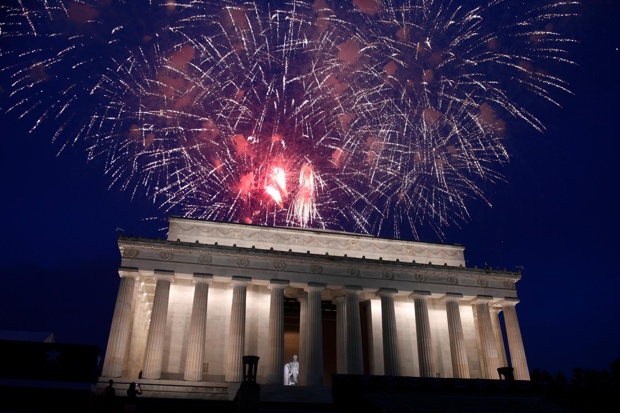 Los fuegos artificiales se disparan sobre el Lincoln Memorial en Washington, jueves 4 de julio de 2019. 