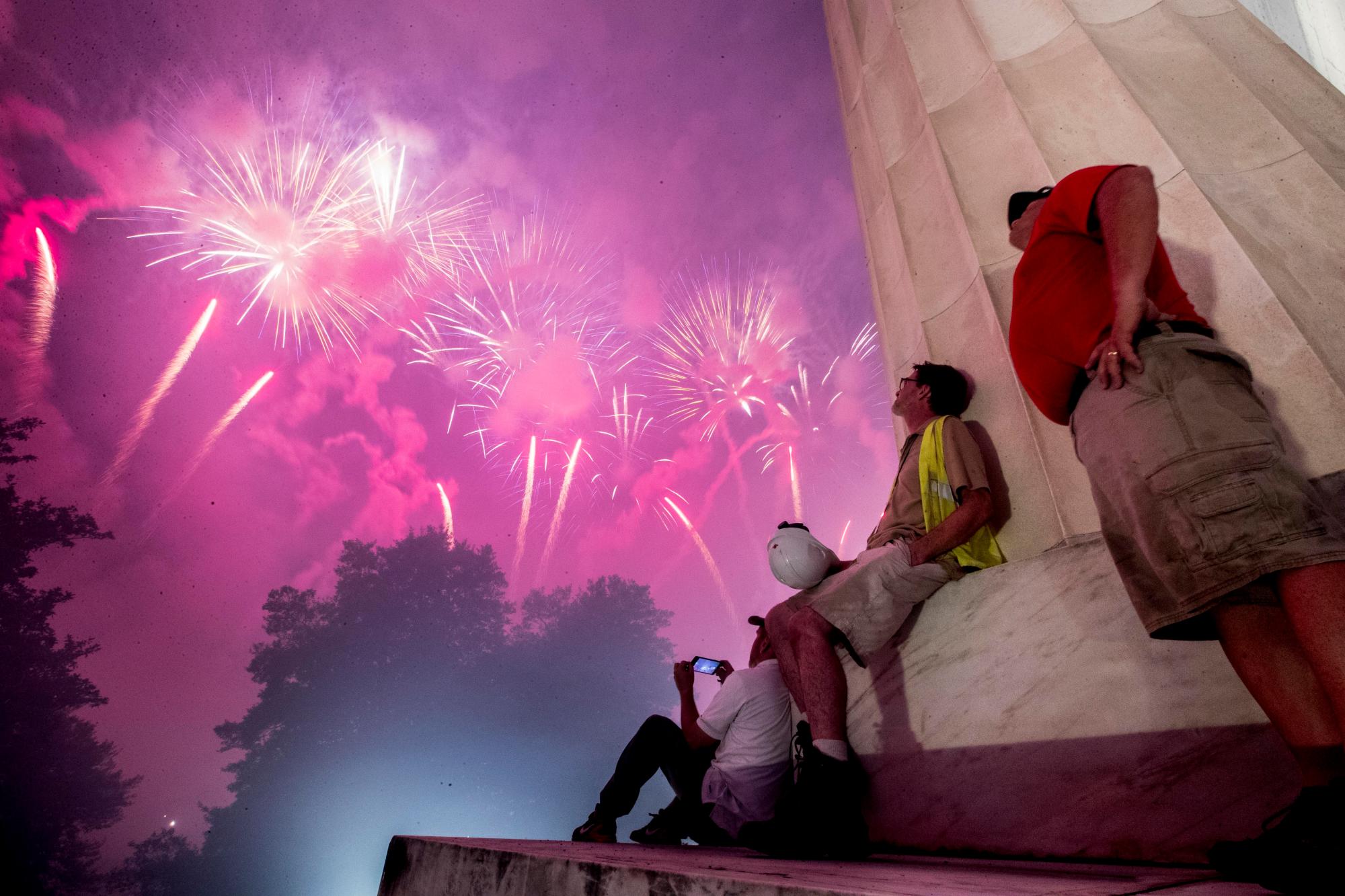 Los fuegos artificiales vistos desde el Lincoln Memorial explotaron sobre el río Potomac para el Día de la Independencia, el jueves 4 de julio de 2019, en Washington.
