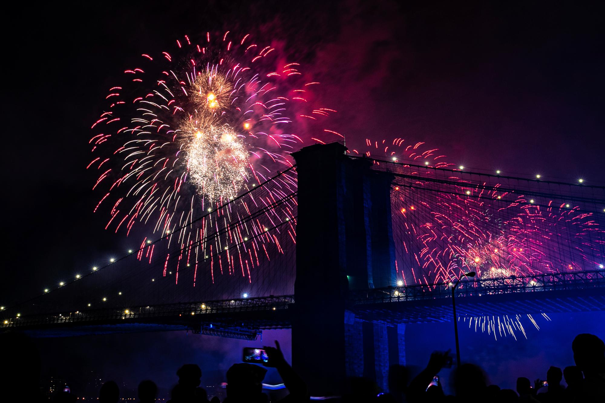 La gente en el lado este de Manhattan ve una exhibición de fuegos artificiales, parte de las festividades del Día de la Independencia, el jueves 4 de julio de 2019, en Nueva York.