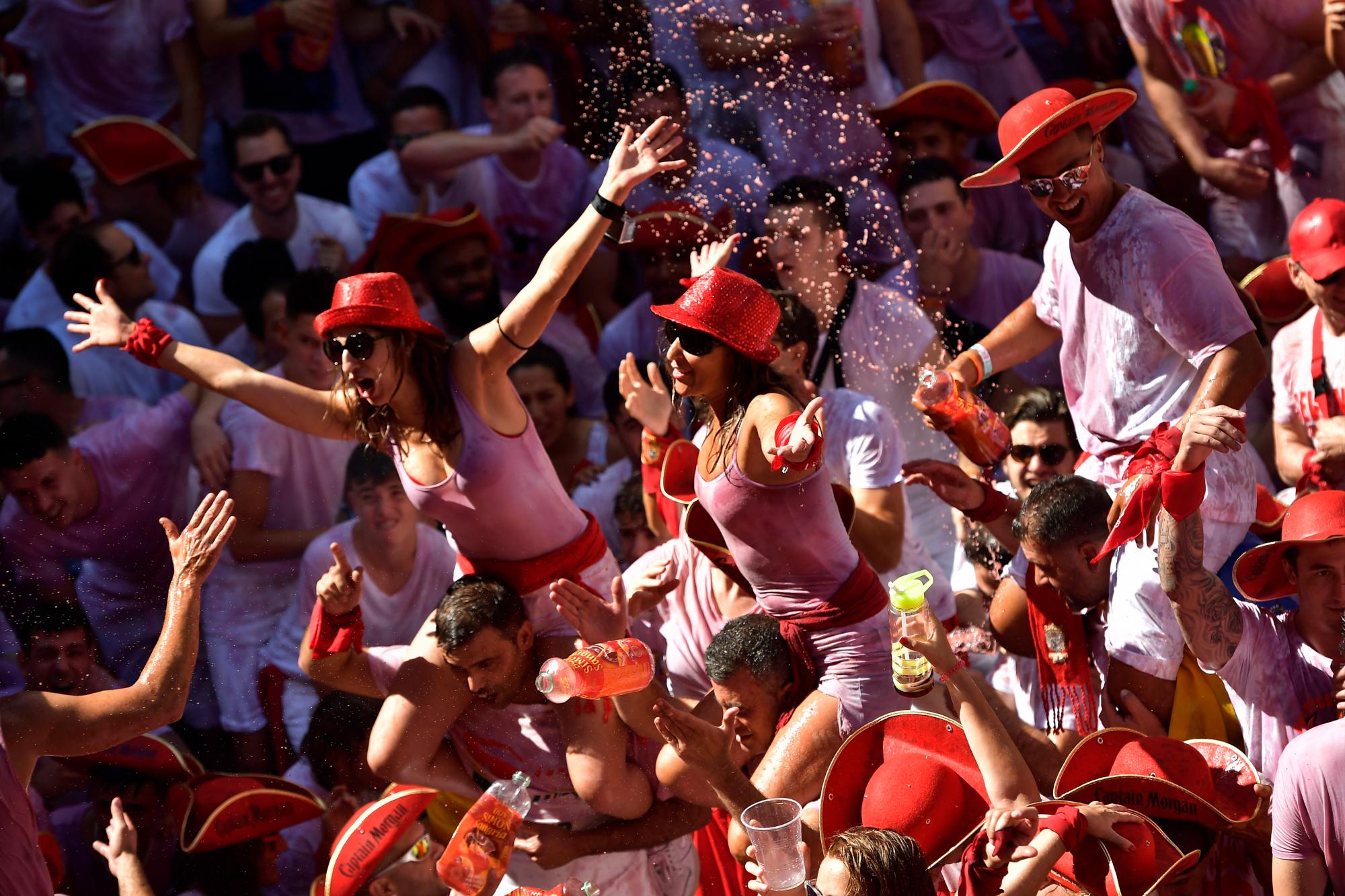 Participantes celebran mientras esperan el lanzamiento del cohete ‘Chupinazo’, para celebrar la apertura oficial de las fiestas de San Fermín 2019 con corridas de toros, corridas de toros, música y baile en Pamplona, España, el sábado 6 de julio de 2019.