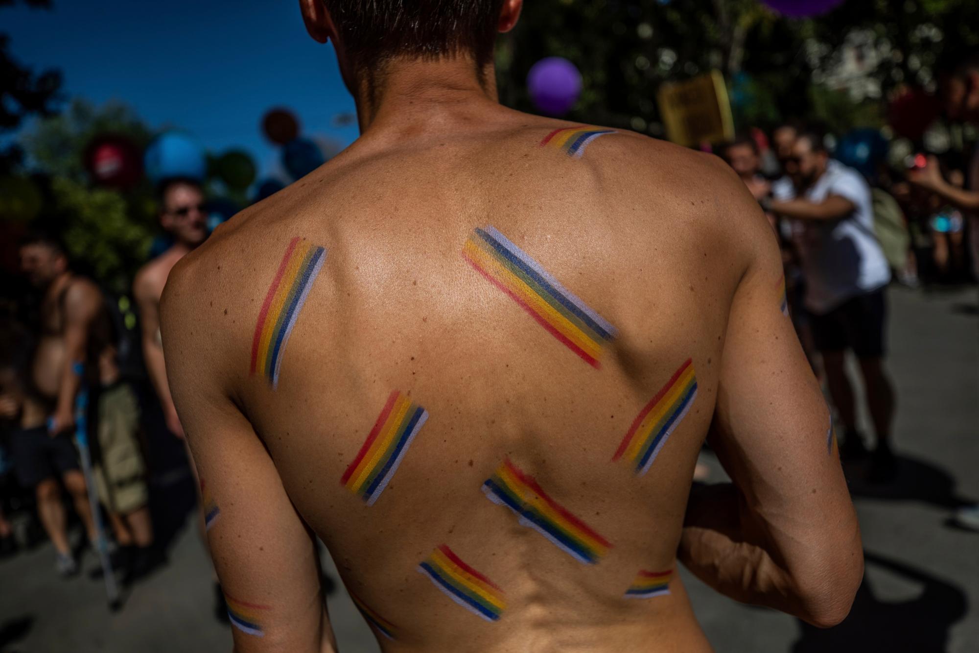 Un juerguista, con los colores de la bandera del arco iris pintados en la espalda, asiste al desfile anual de orgullo LGBTQ en Madrid, España, el sábado 6 de julio de 2019. Las ciudades europeas celebraron el orgullo LGBTQ el sábado con coloridos desfiles que también se convirtieron en plataformas para demandas políticas y un retroceder contra los partidos populistas de extrema derecha. Los eventos de este año en Londres, Madrid o Budapest marcan el 50 aniversario del levantamiento de Stonewall Inn en Nueva York contra la persecución policial, un punto de inflexión en el movimiento moderno de los derechos de los homosexuales. 