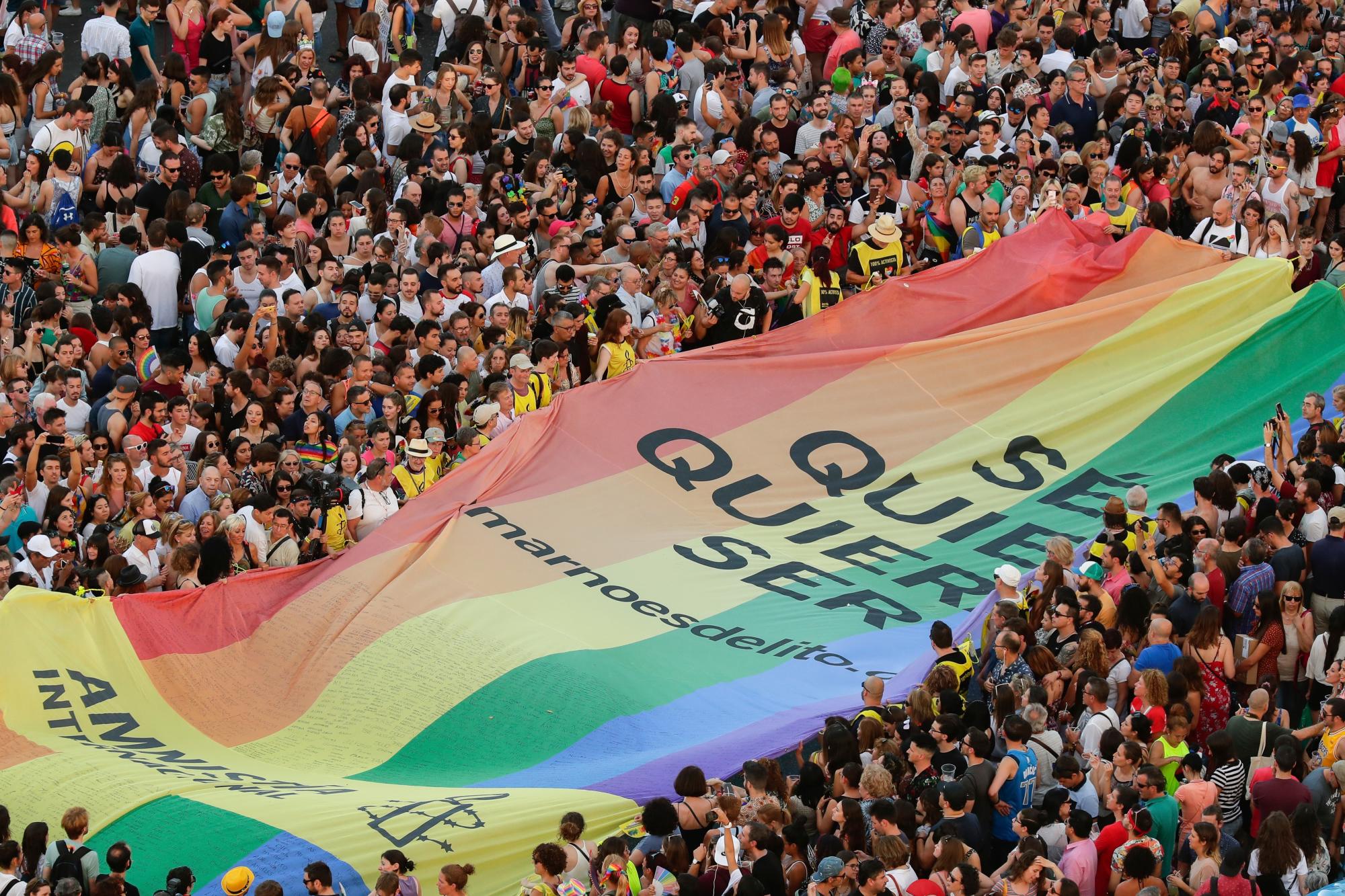 Los participantes del desfile anual del orgullo LGBTQ llevan la bandera del arco iris en Madrid, España, el sábado 6 de julio de 2019. Las ciudades europeas celebraron el orgullo LGBTQ el sábado con coloridos desfiles que también se convirtieron en plataformas para las demandas políticas y un rechazo contra los partidos populistas de extrema derecha. . Los eventos de este año en Londres, Madrid o Budapest marcan el 50 aniversario del levantamiento de Stonewall Inn en Nueva York contra la persecución policial, un punto de inflexión en el movimiento moderno de los derechos de los homosexuales. 