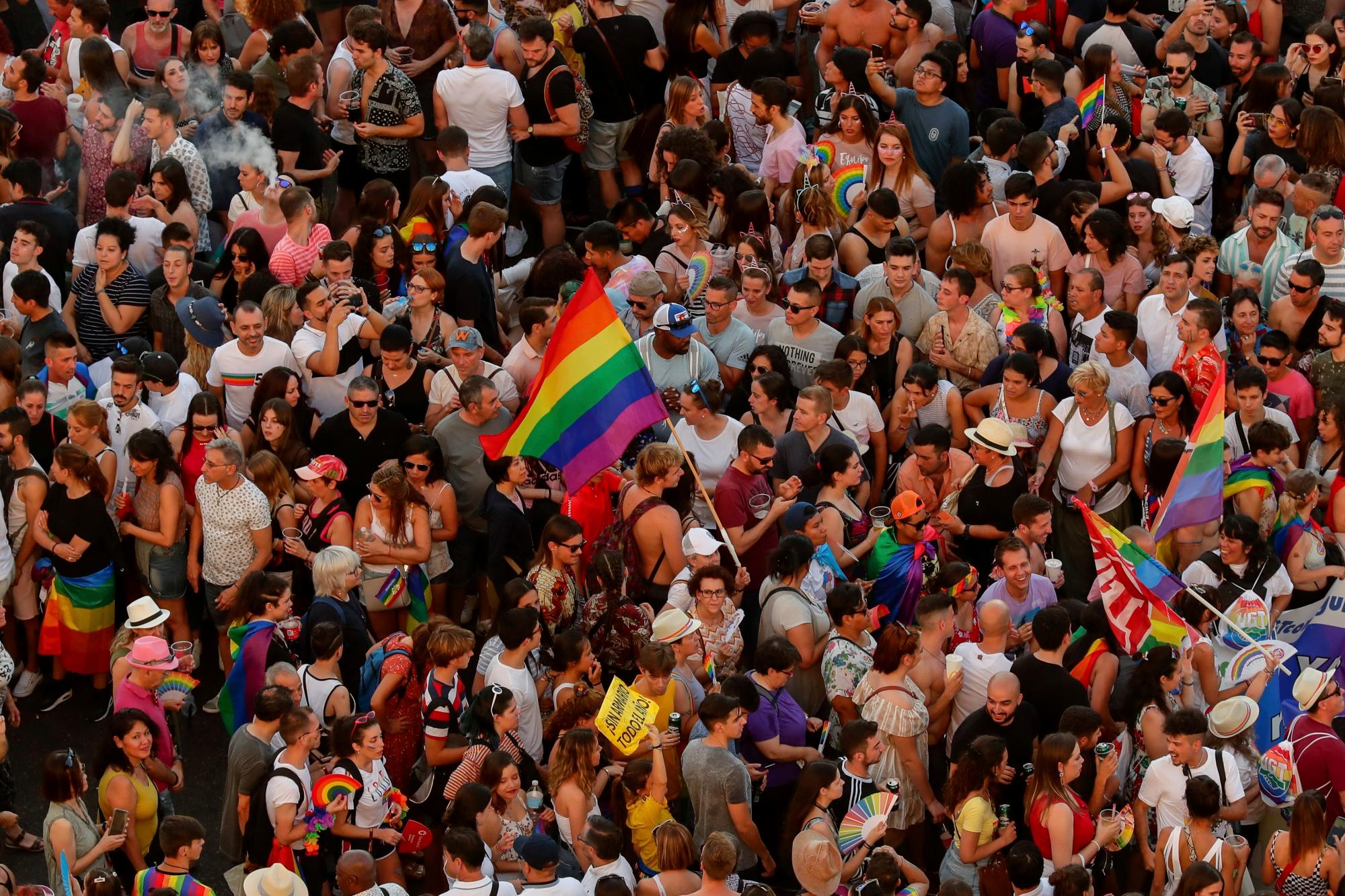 Los participantes del desfile anual del orgullo LGBTQ se reúnen en Madrid, España, el sábado 6 de julio de 2019. Las ciudades europeas celebraron el orgullo LGBTQ el sábado con coloridos desfiles que también se convirtieron en plataformas para las demandas políticas y un rechazo contra los partidos populistas de extrema derecha. Los eventos de este año en Londres, Madrid o Budapest marcan el 50 aniversario del levantamiento de Stonewall Inn en Nueva York contra la persecución policial, un punto de inflexión en el movimiento moderno de los derechos de los homosexuales. 